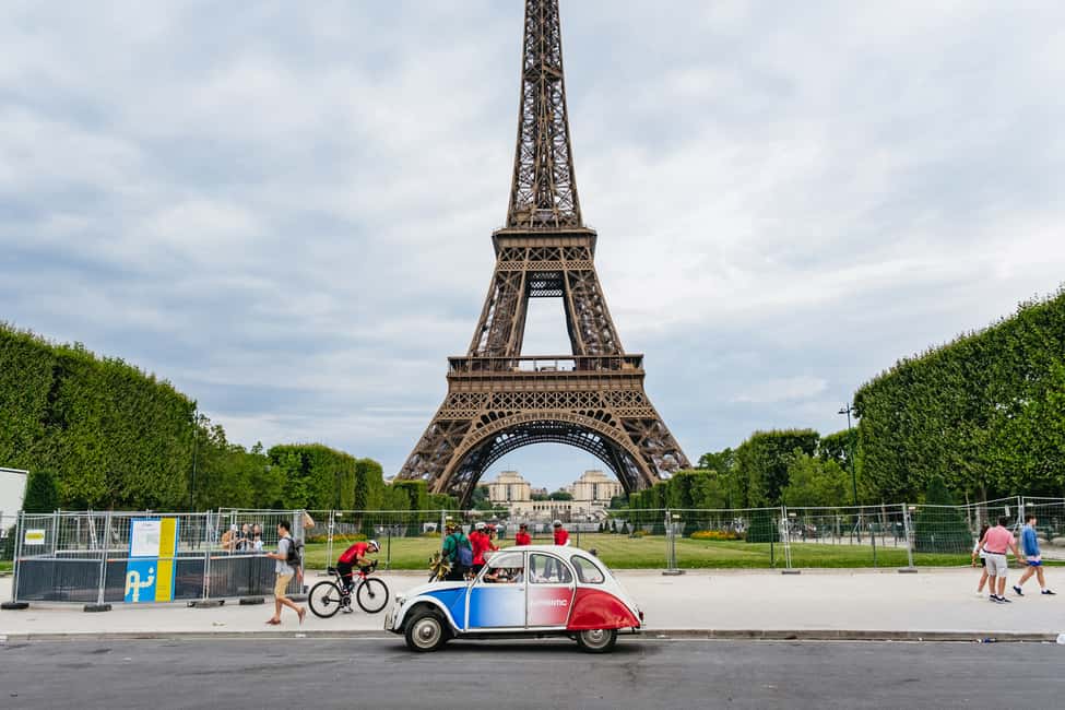 Image N°1 de Paris : 1 heure de visite de la Citroën 2CV d'époque activité à Paris, publiée par le prestataire