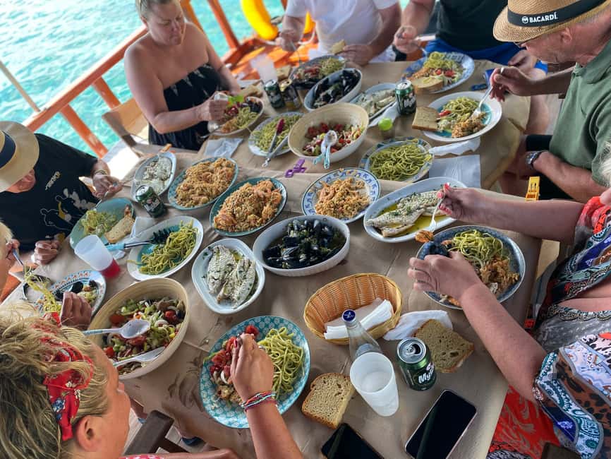 imagen n.º 9 de Skiathos: Crucero tradicional en barco con paradas para nadar y almuerzo actividad en Ciudad de Skiathos, subida por el proveedor