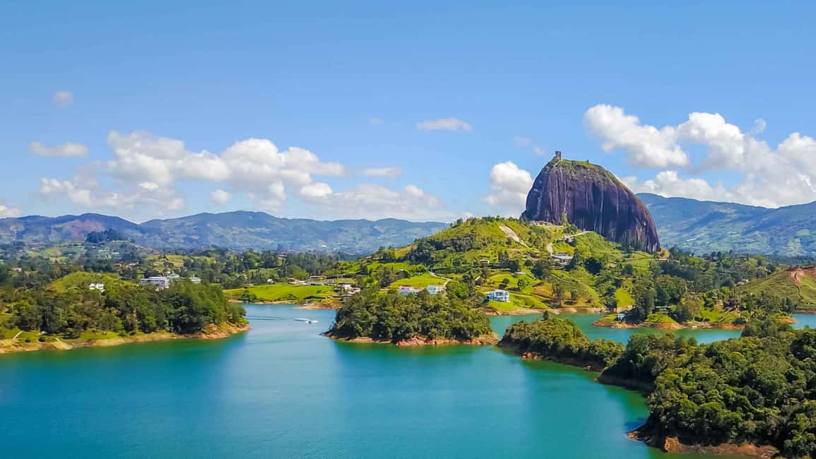 imagem n.22 de Medellín: Tour particular em Guatapé com helicóptero e passeio de barco atividade em Guatapé, carregada pelo fornecedor