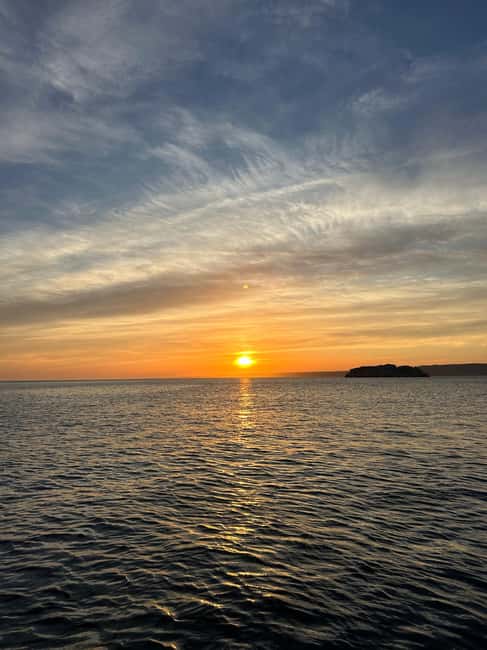 imagen n.º 3 de Marsella: crucero en catamarán al atardecer, bufé y bebidas actividad en Marsella, subida por el proveedor