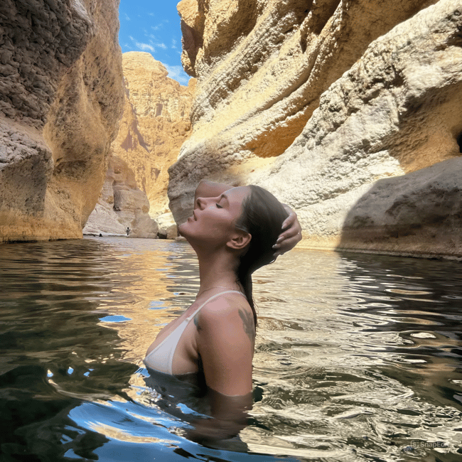 Immagine nº 1 di Muscat: tour di un giorno intero del Wadi Shab e della dolina di Bimmah attività a Regione al-Sharqiyya, caricata dal fornitore