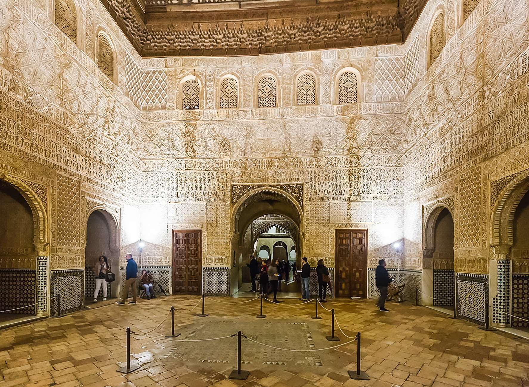 Granada: Alhambra & Nasrid Palaces Tour with Tickets