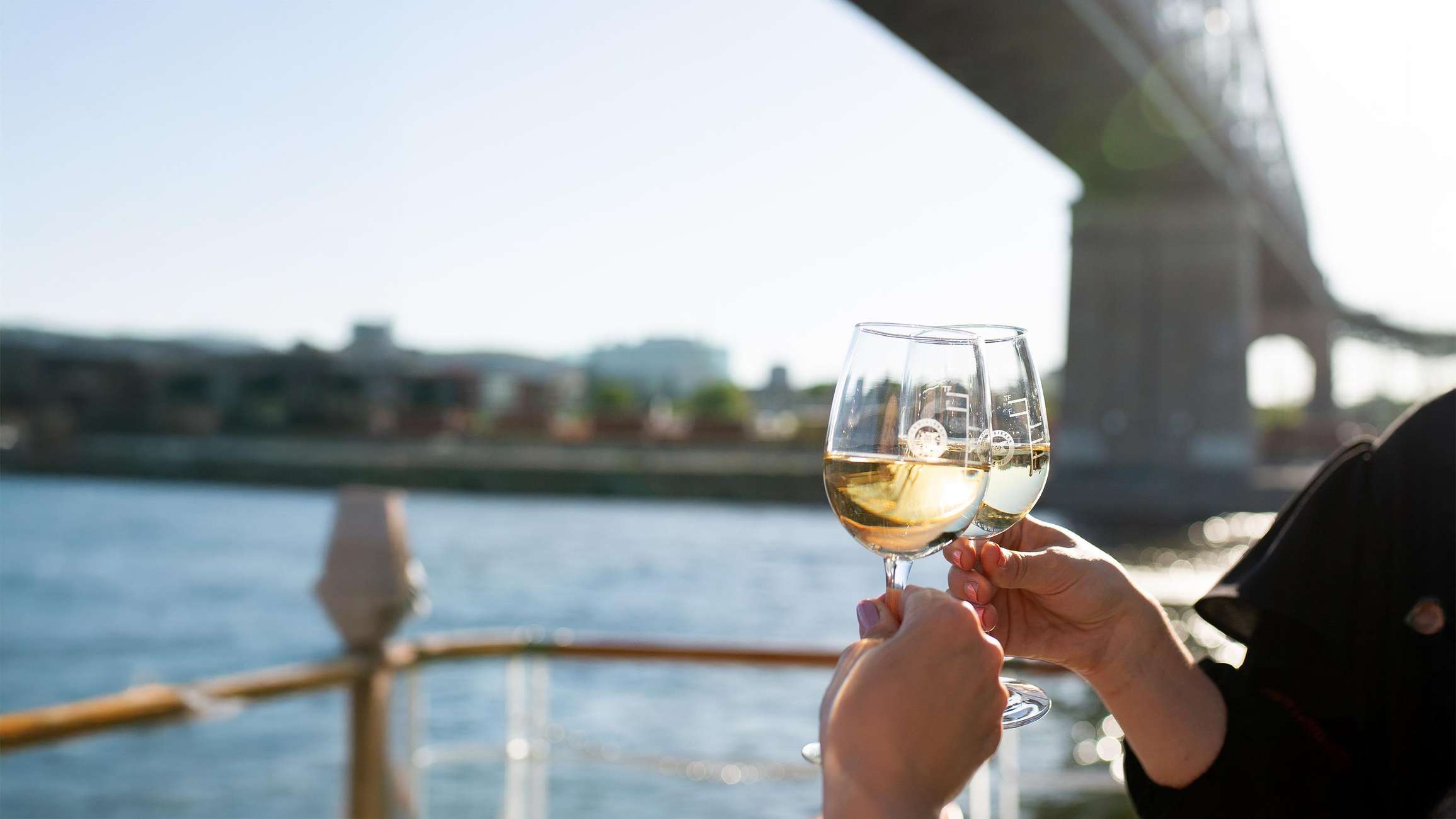 Montréal: 3 or 5-Course Dinner Cruise with DJ & Dancing