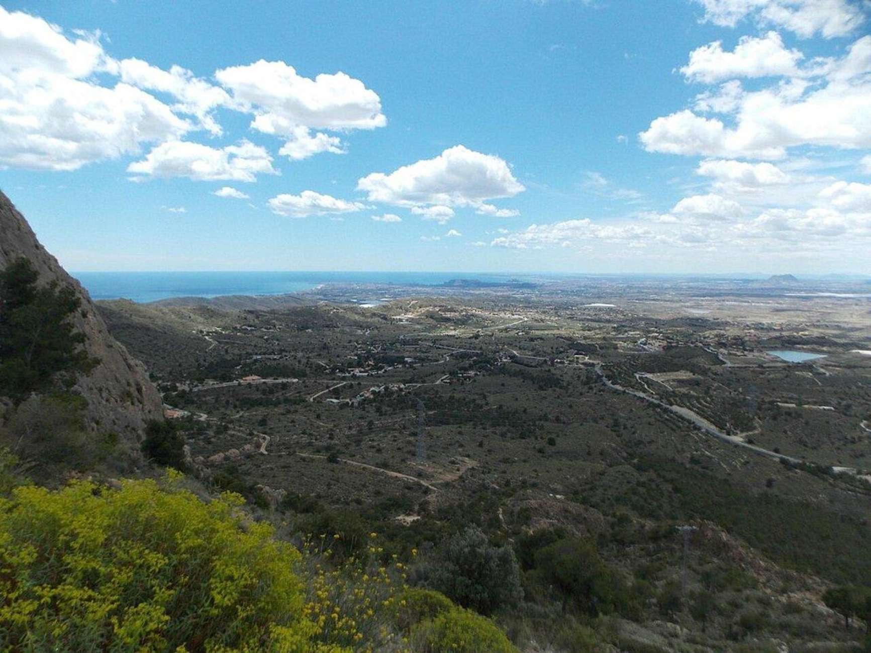 Uitzicht over de bergen rondom de Canelobre-grotten