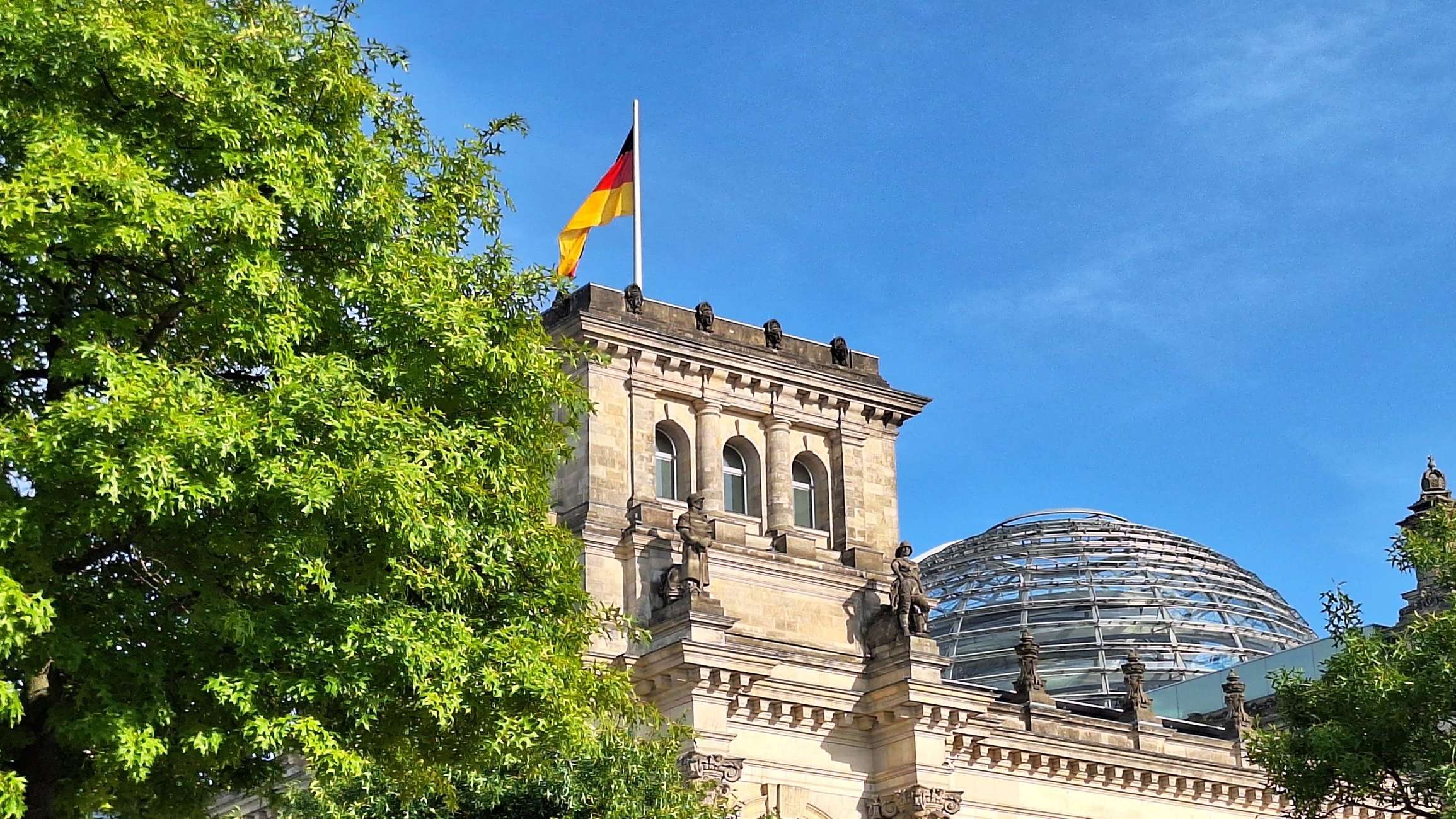 Berlin: Government District Tour and Reichstag Dome Visit