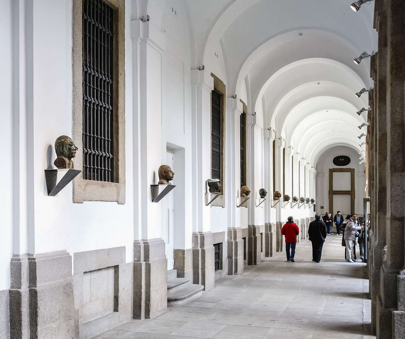 Bezoekers in een kunstgalerie van het Reina Sofía Museum