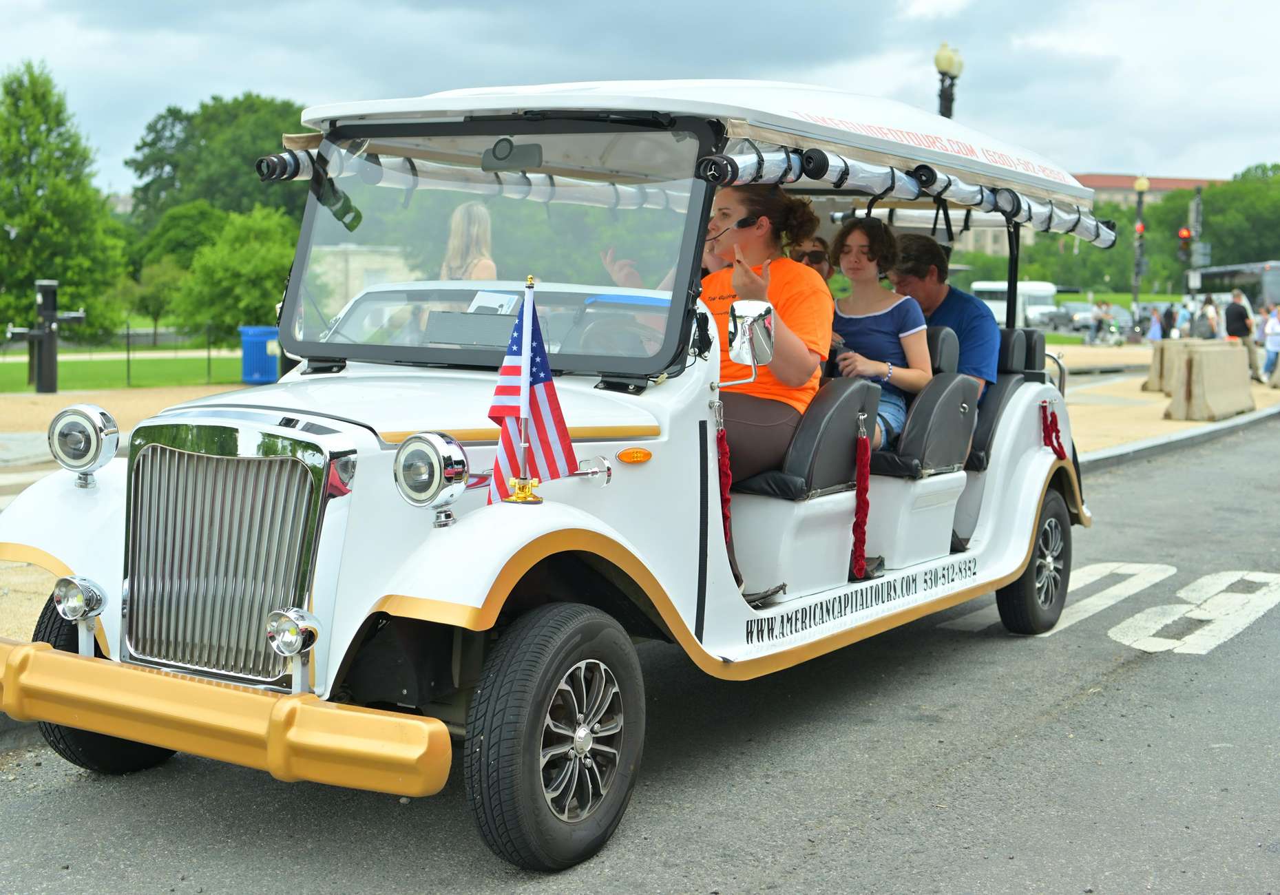 Washington DC: Day & Night Guided Monuments Tour by E-Cart