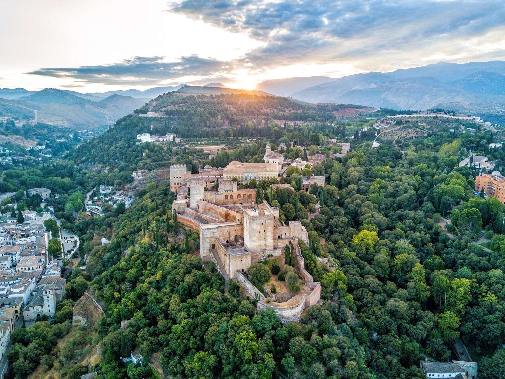 Granada: Alhambra & Nasrid Palaces Tour with Tickets