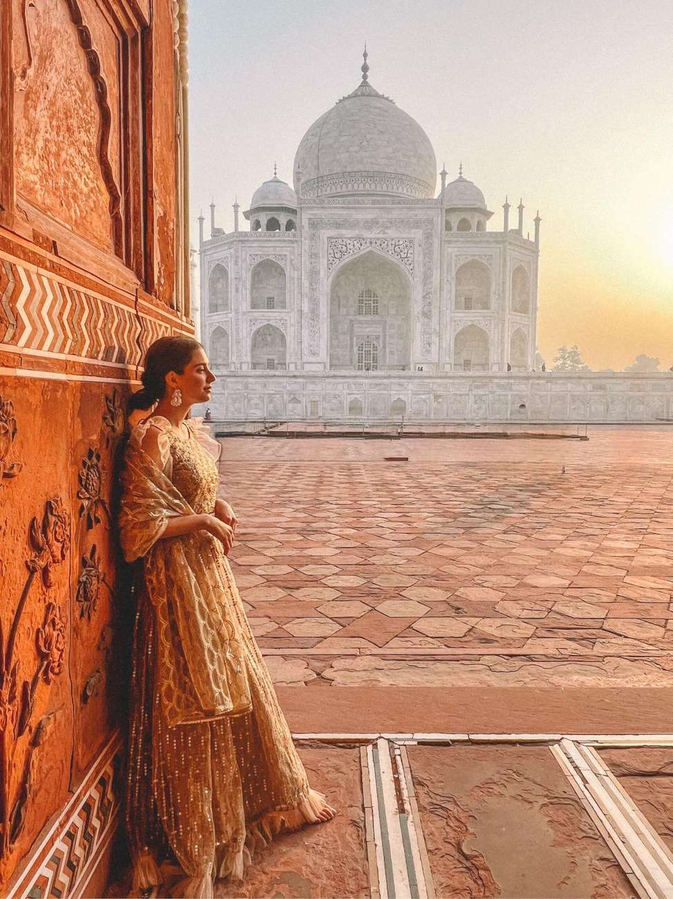 Agra: Skip the Line Taj Mahal with photographer & Dress Rent