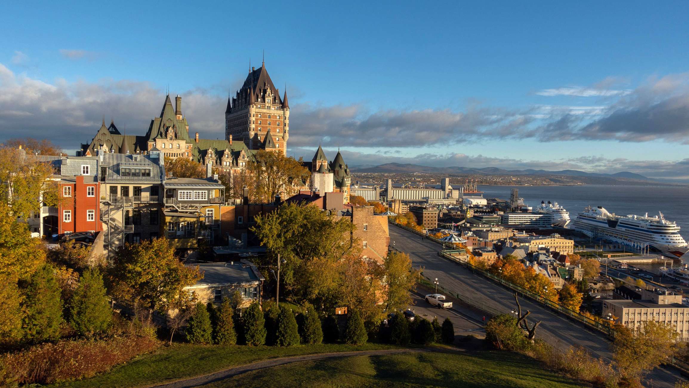 Quebec City: Old Town and Montmorency Falls Bus Tour