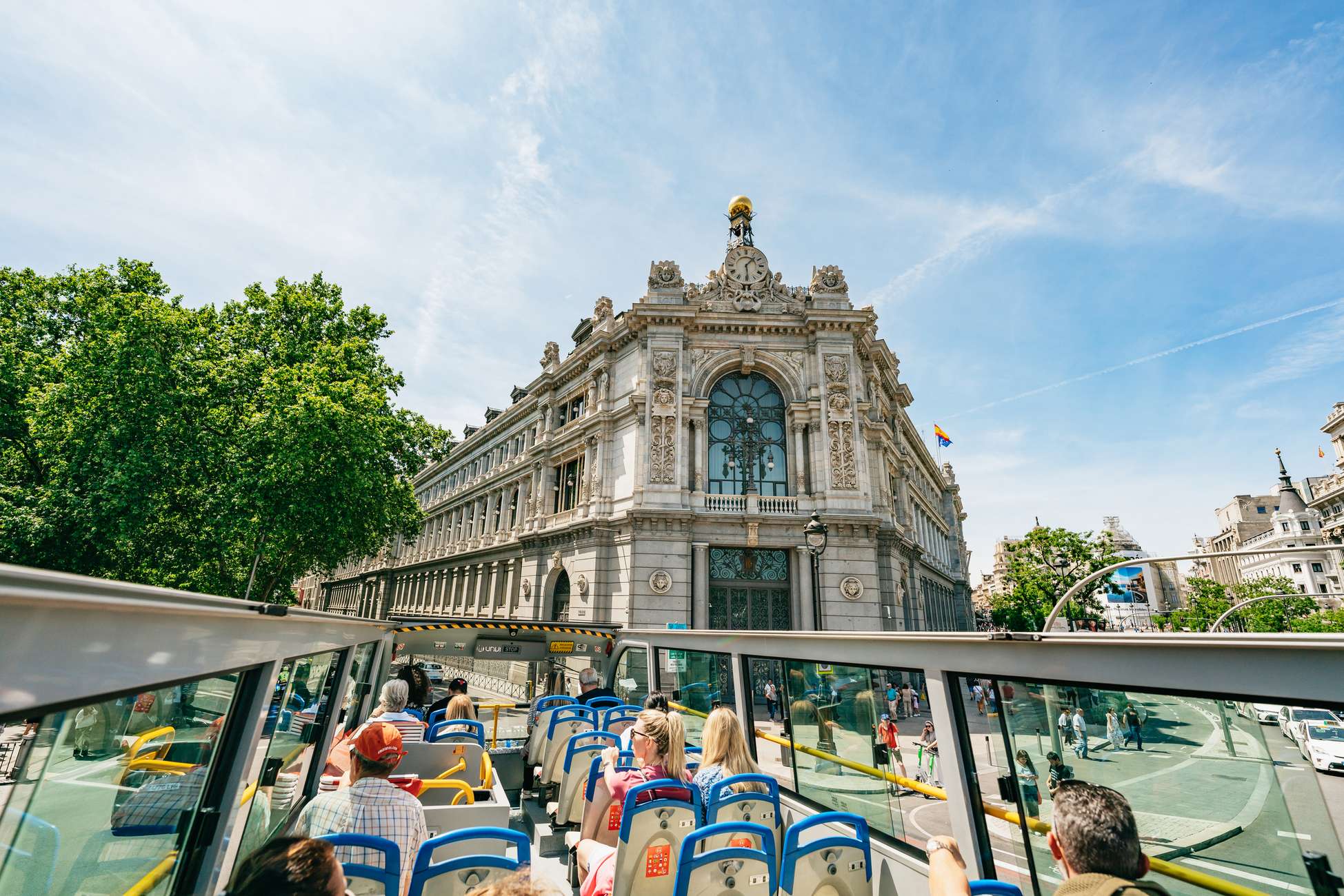 Uitzicht vanaf de bovenste verdieping van een sightseeingbus in Madrid