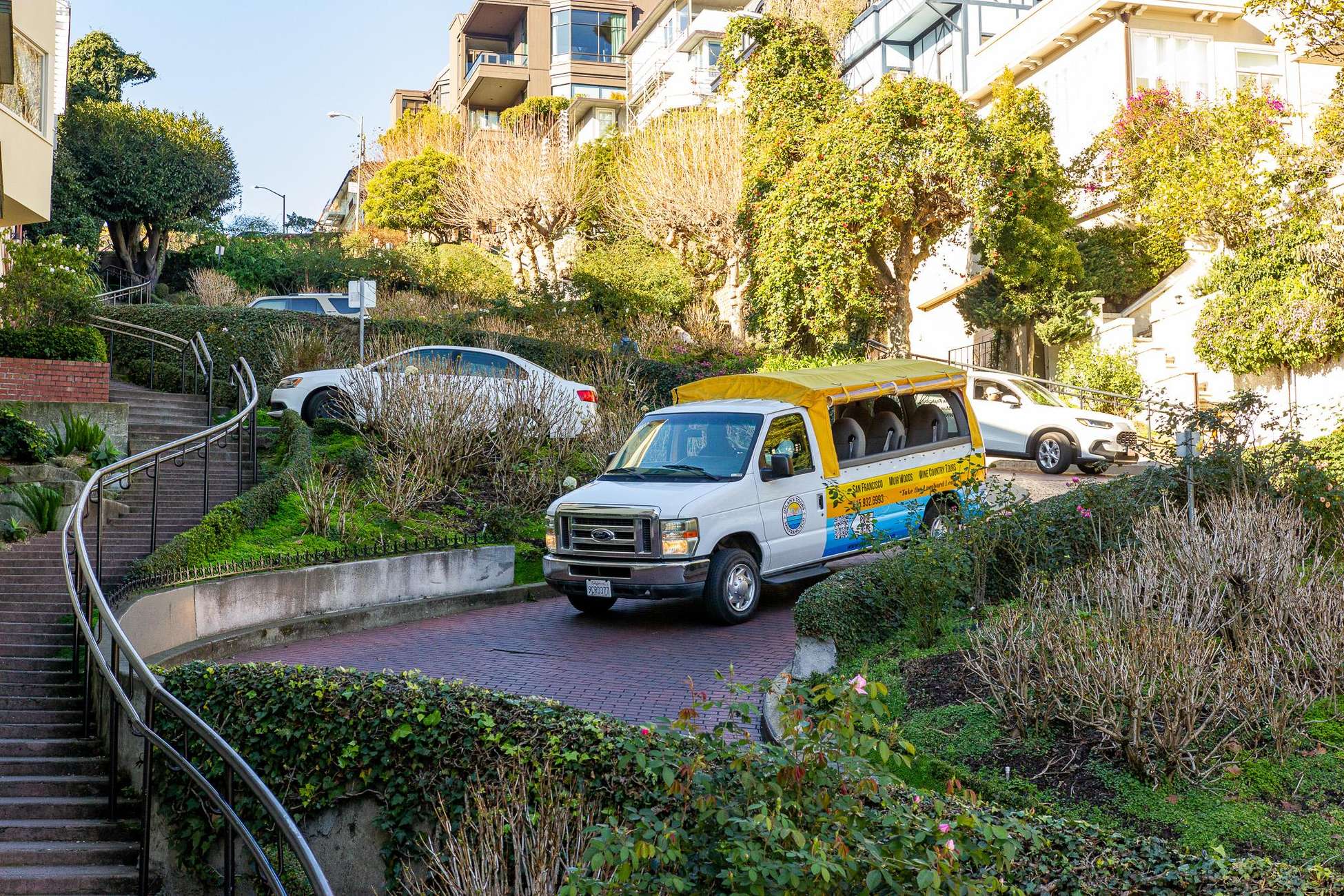 Lombard Leap: Lombard Street, Coit Tower and Chinatown Tour