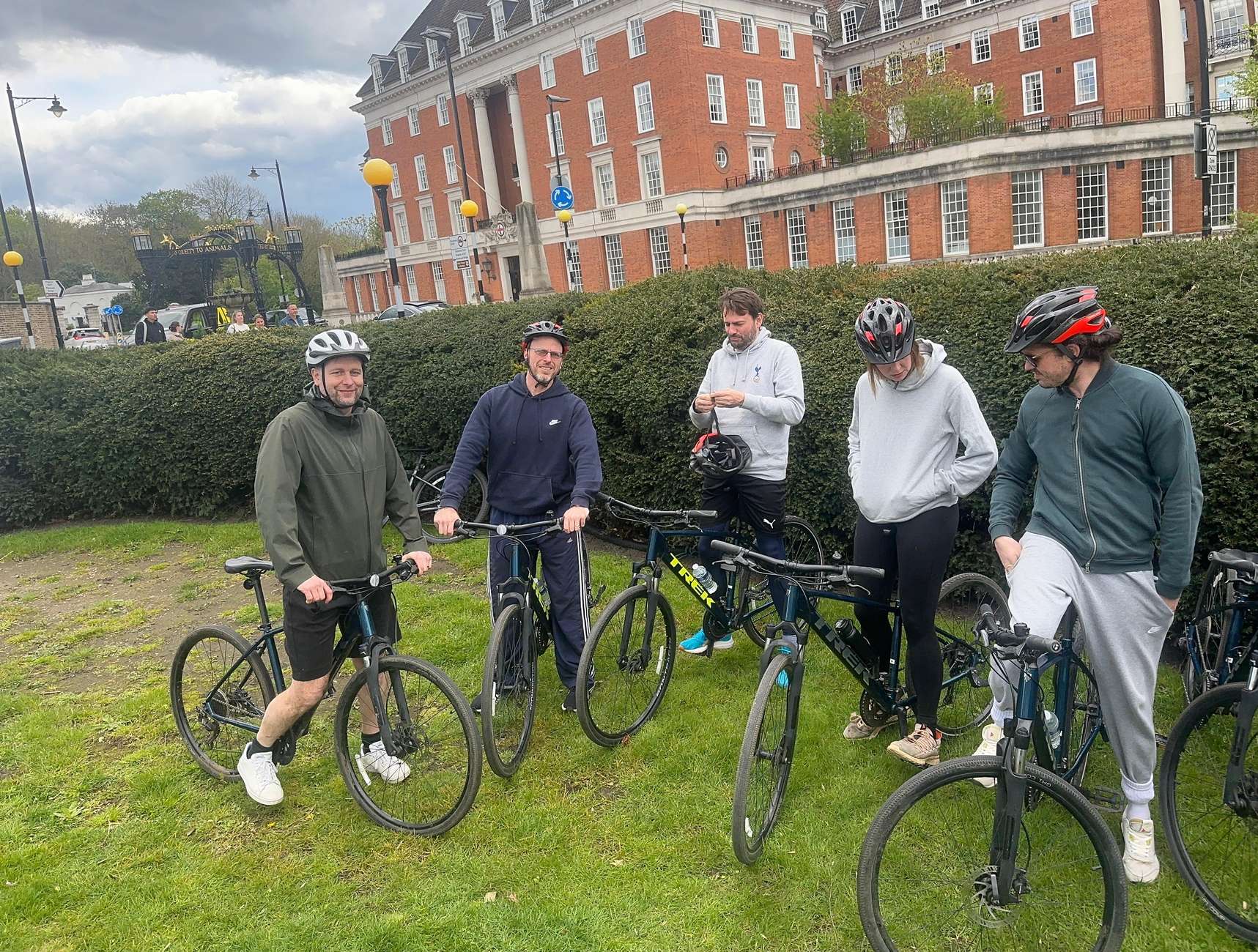 London: Historic Richmond Cycling Tour - Park, River, Palace