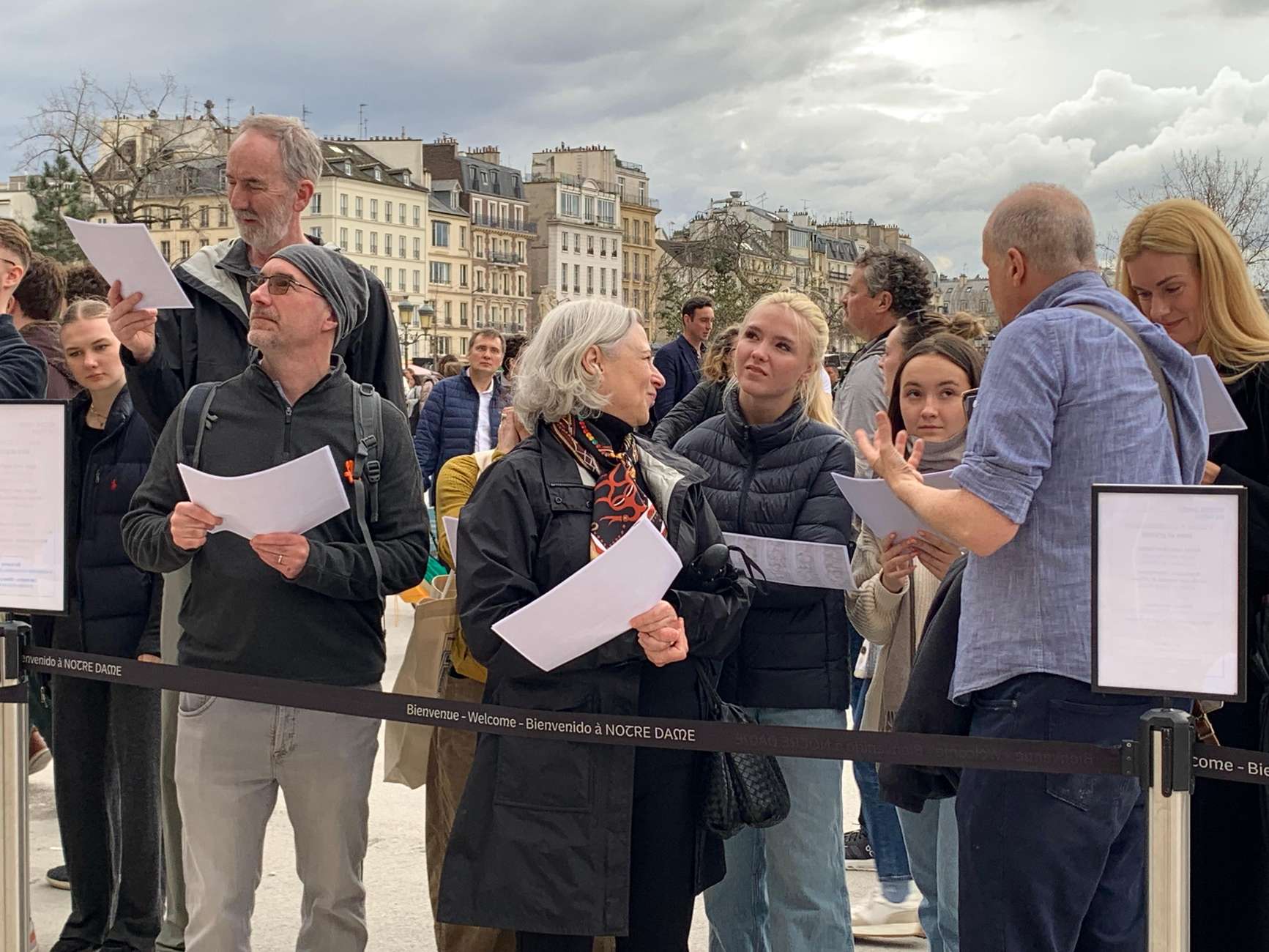 Paris: Notre-Dame Visit & City Island or Latin Quarter Walk