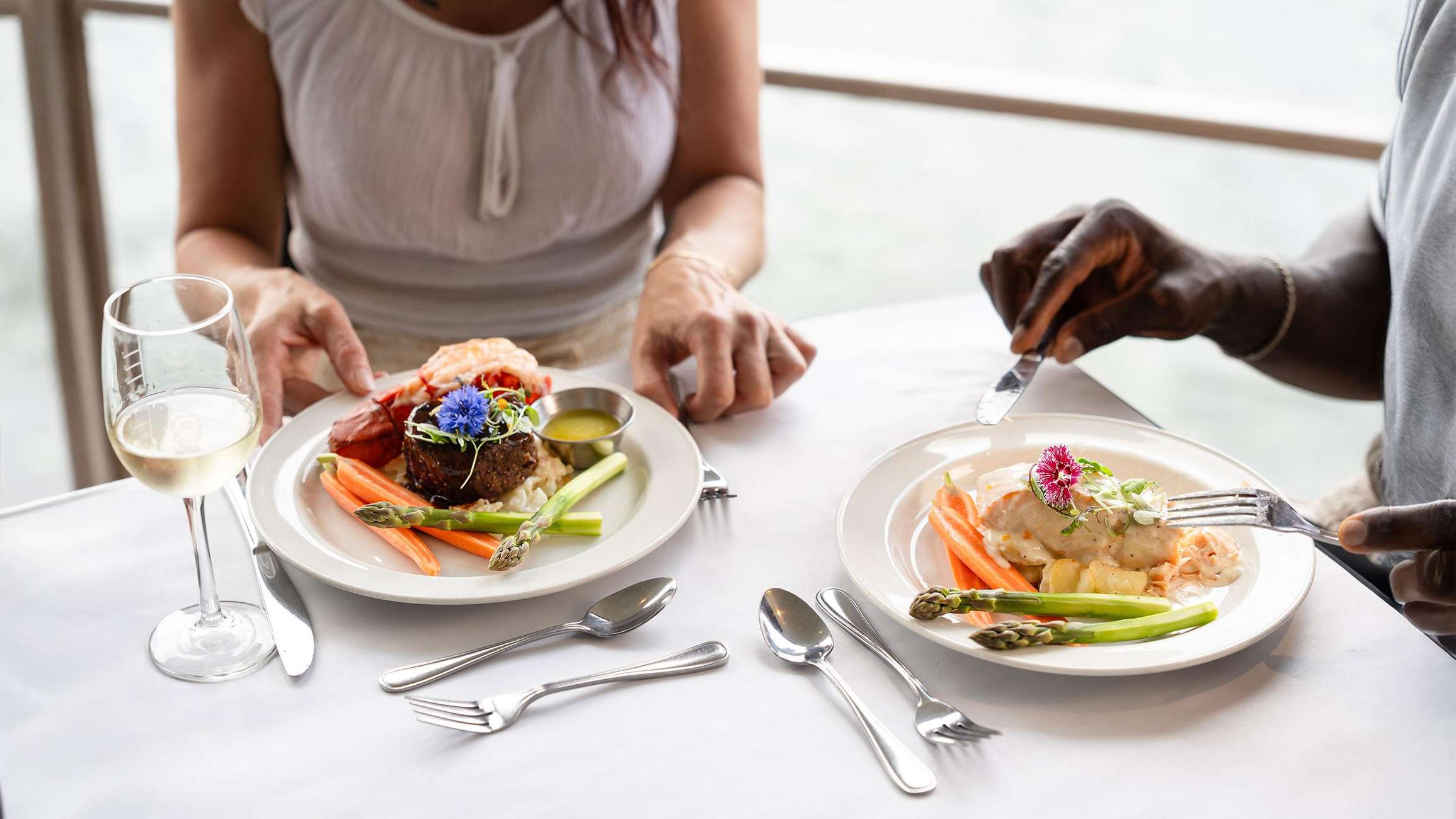 Montréal: 3 or 5-Course Dinner Cruise with DJ & Dancing