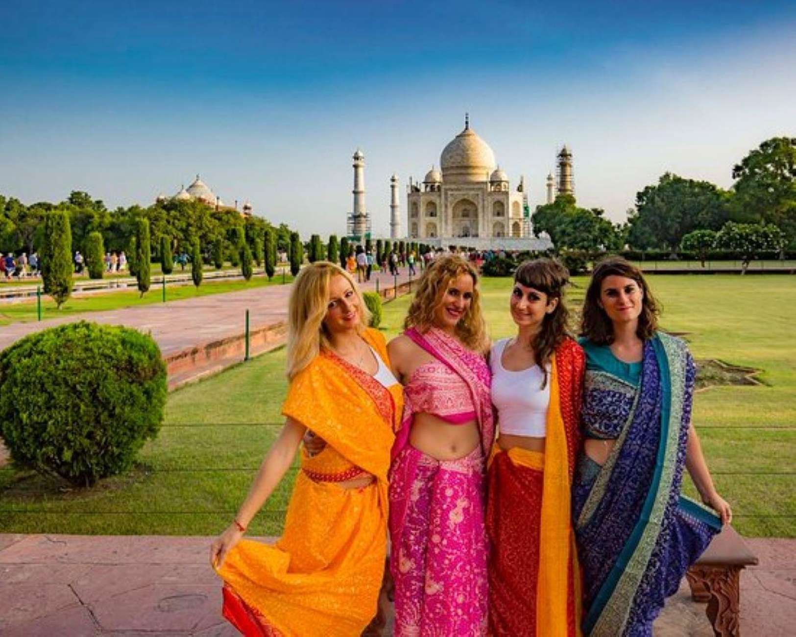 Agra: Skip the Line Taj Mahal with photographer & Dress Rent
