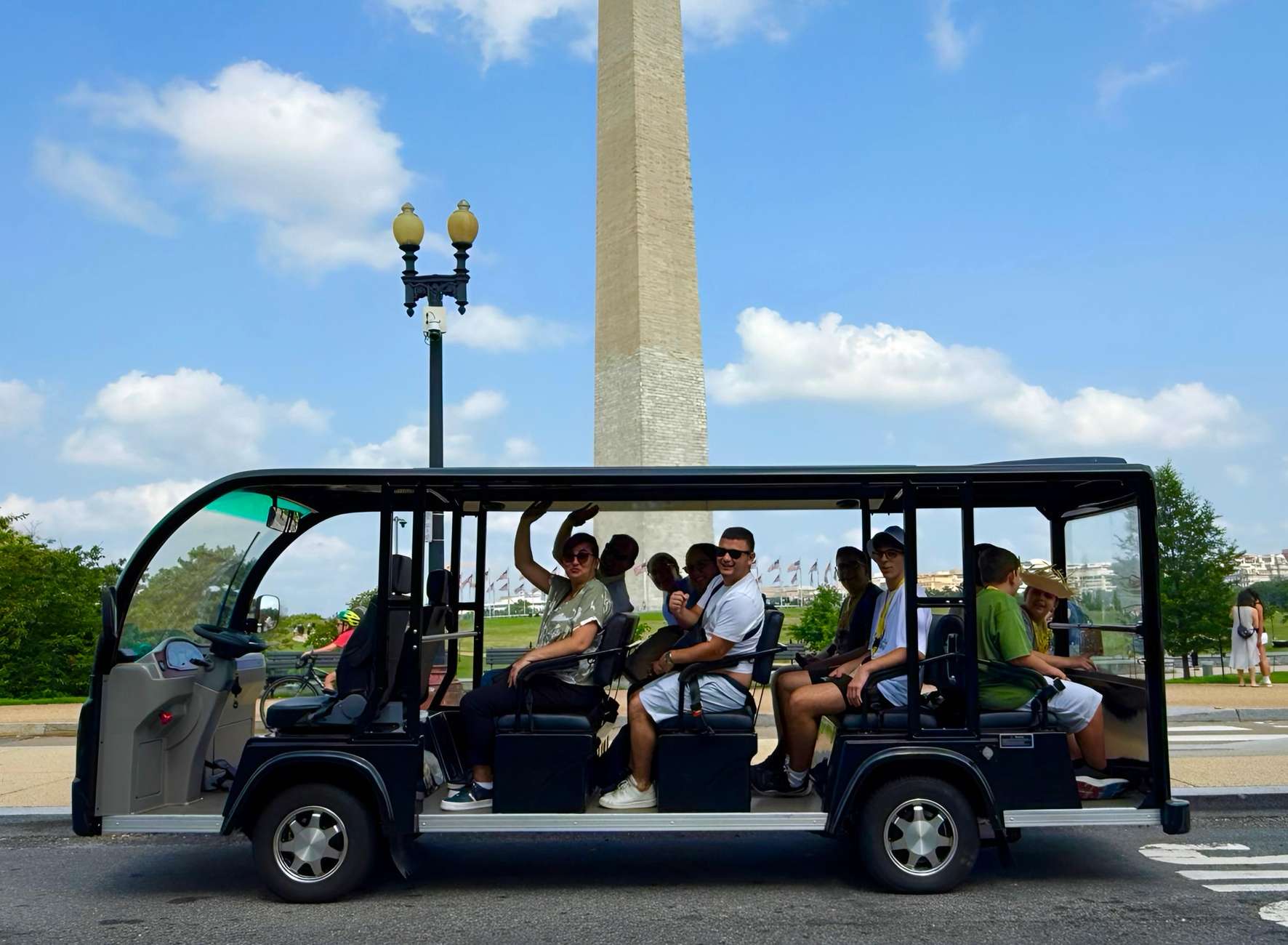 Washington DC: Day & Night Guided Monuments Tour by E-Cart