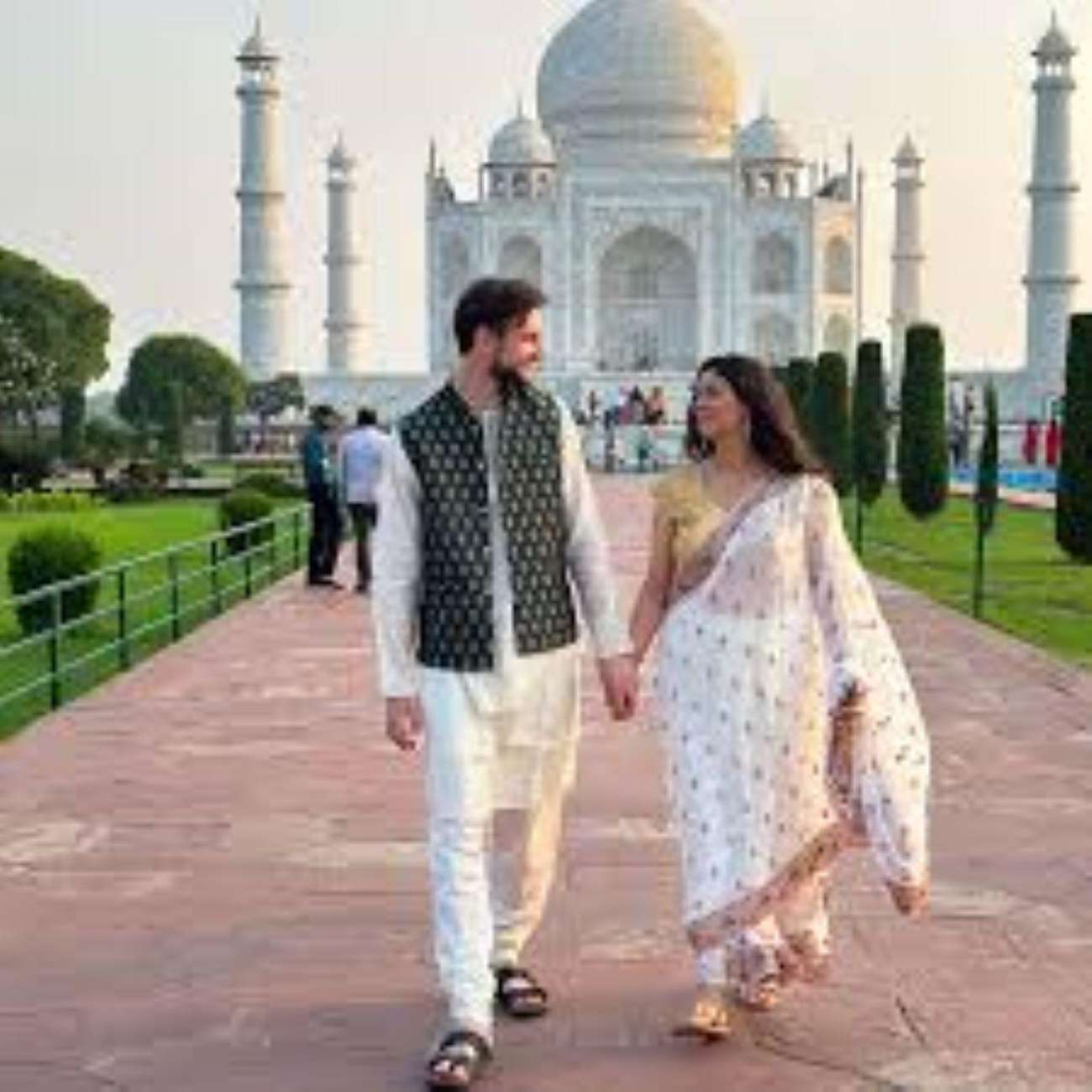 Agra: Skip the Line Taj Mahal with photographer & Dress Rent