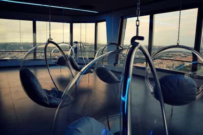 ערסלים נוחים במצפה מגדל הטלוויזיה ז'יז'קוב לישיבה מרוגעת