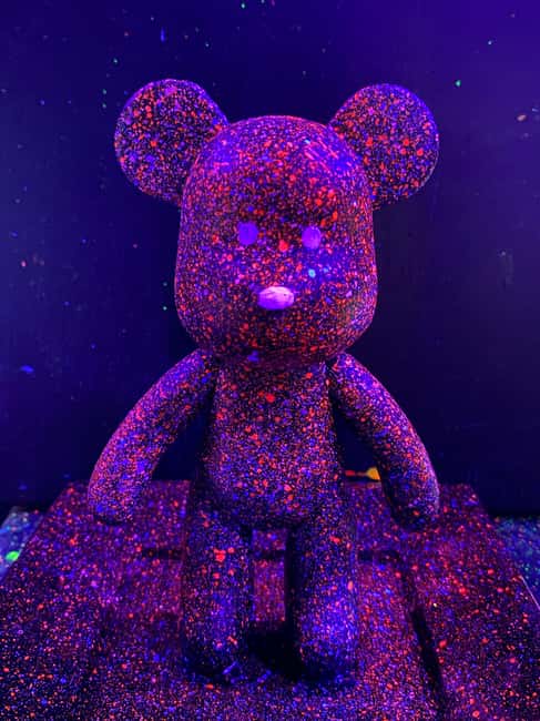 バルセロナ：ベアブリックの蛍光ペイント体験 | ワインとアート