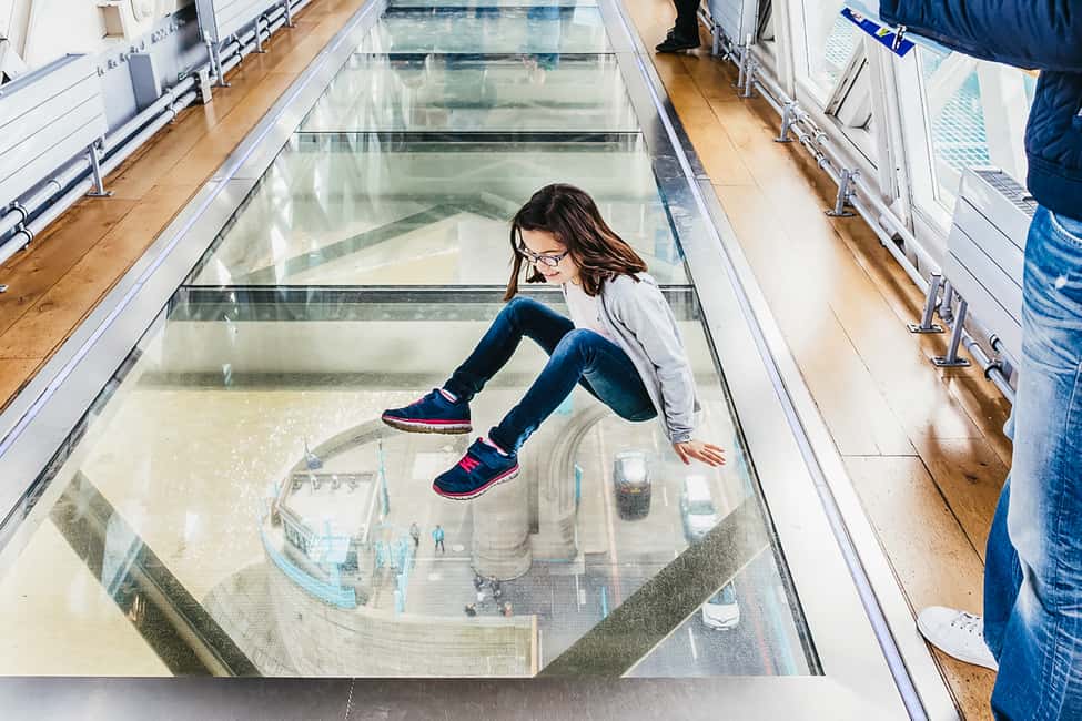Passerelle en verre de Tower Bridge avec vue sur la Tamise