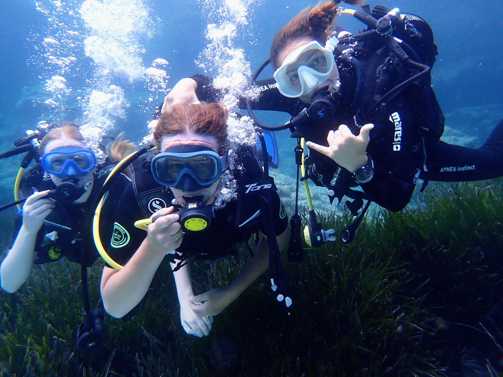 Kristalhelder water in het zeereservaat van Menorca
