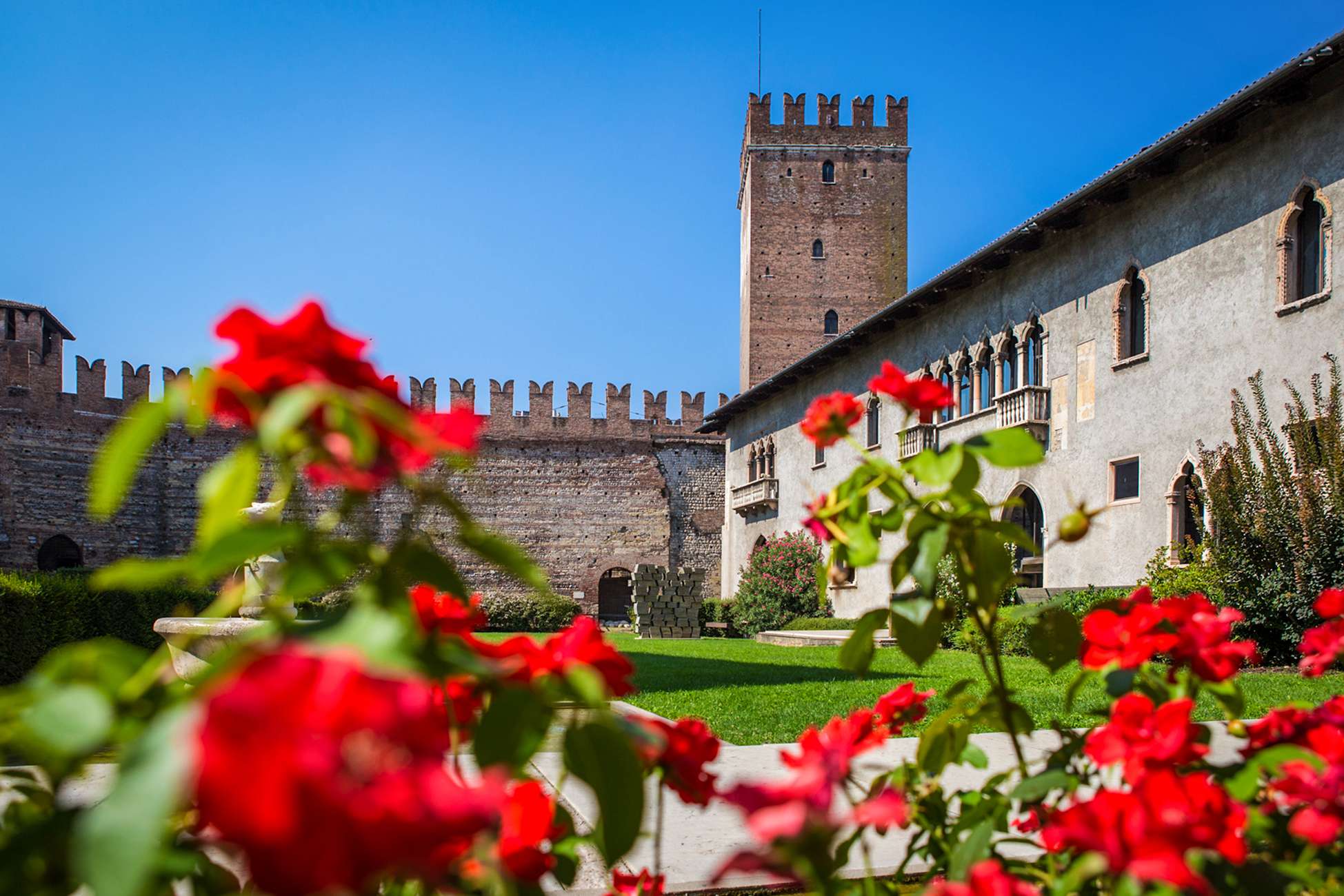 Straat in het centrum van Verona met kleurrijke gebouwen