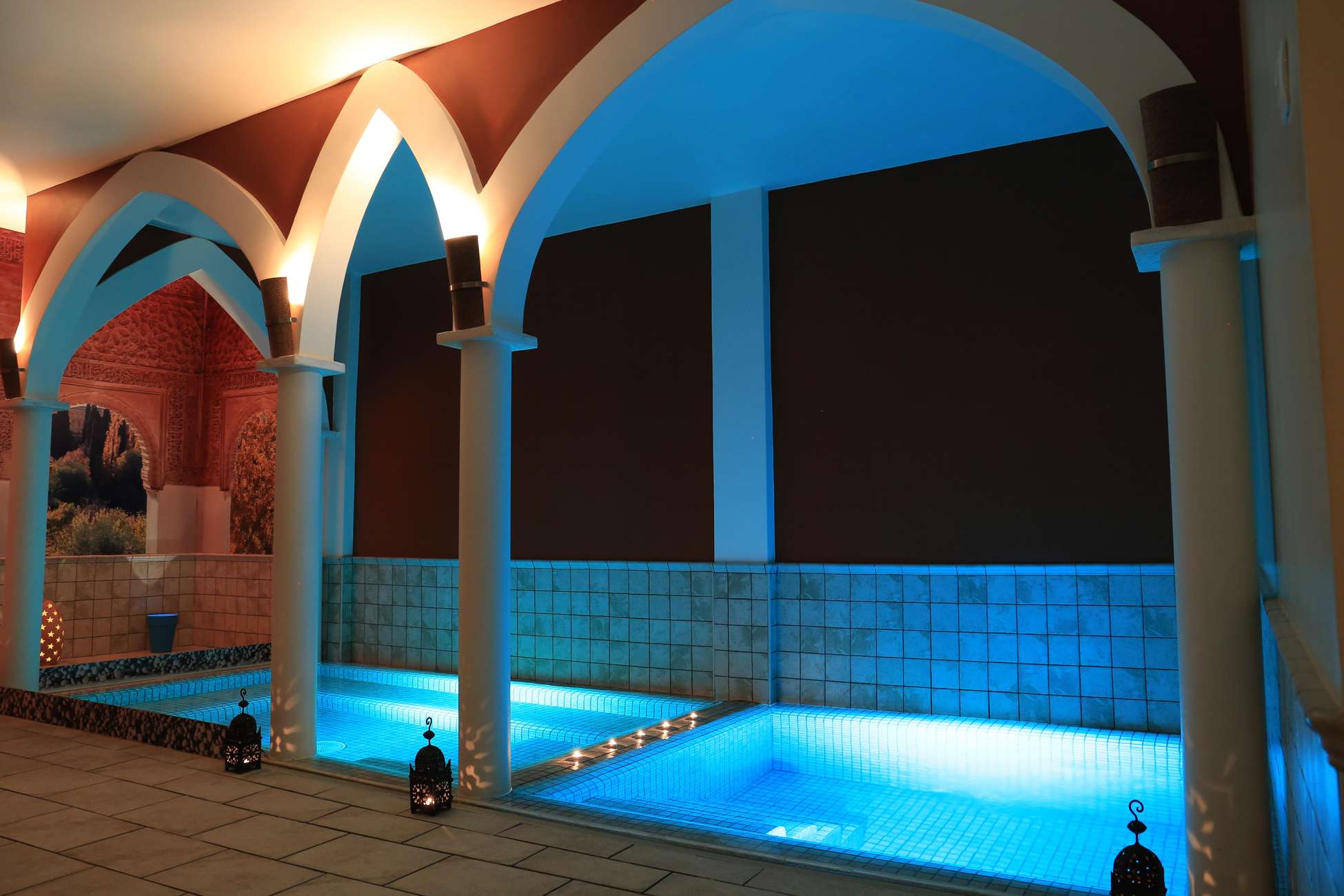 Gedimde verlichting en Arabische details in de spa