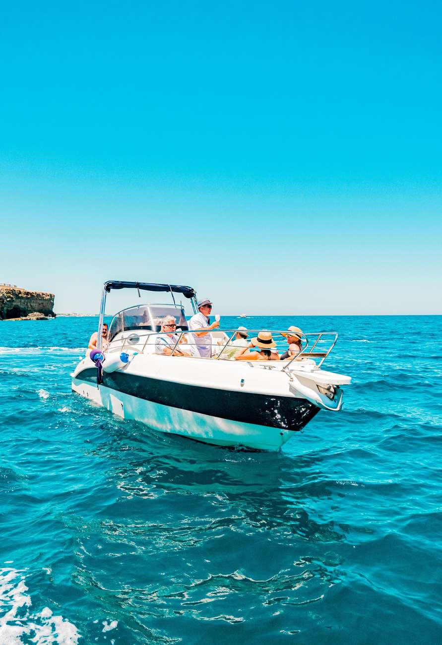 Kliffen en zee bij Polignano a Mare gezien vanaf het water