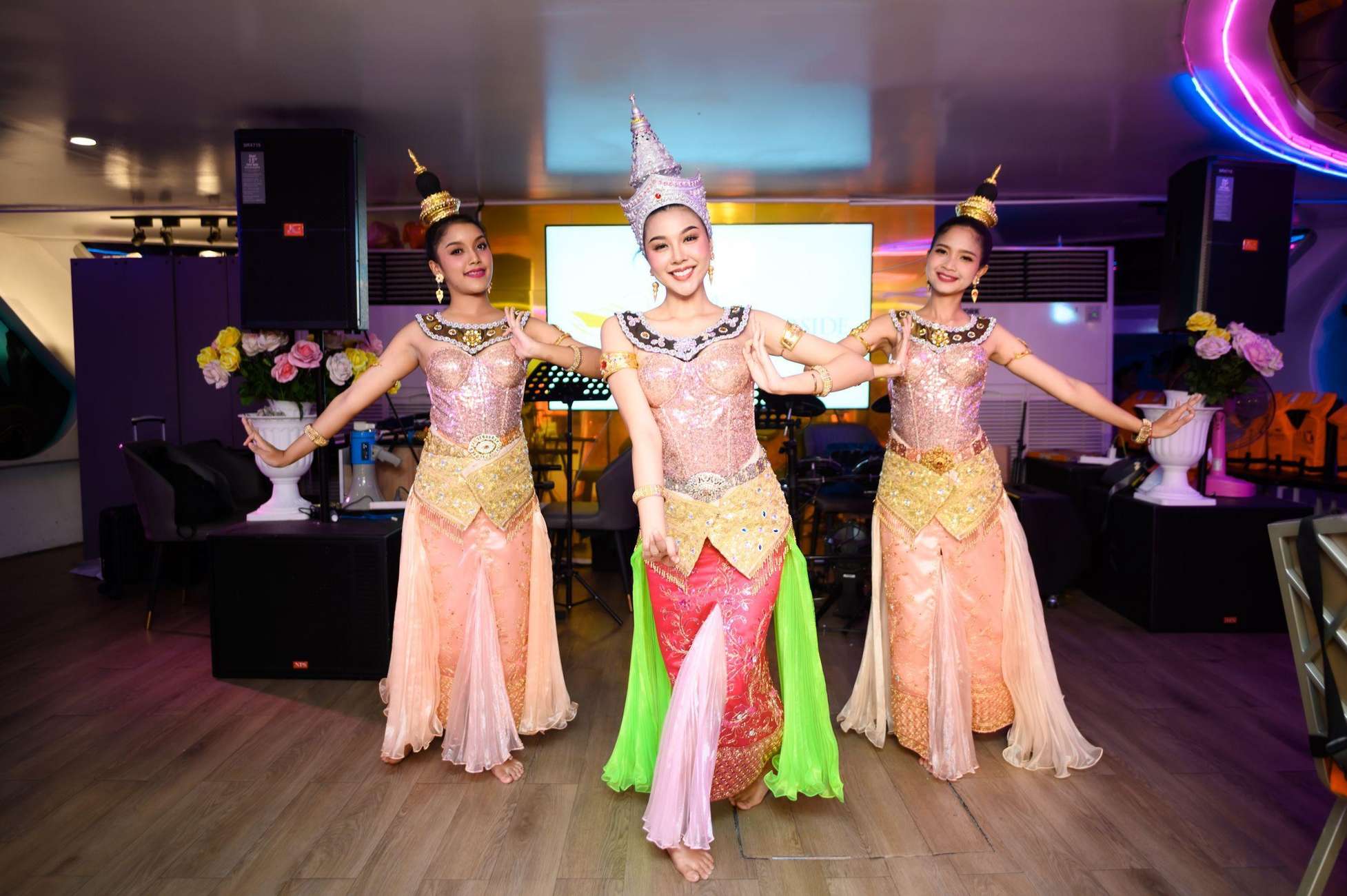 Entertainment at Smile Riverside Dinner Cruise