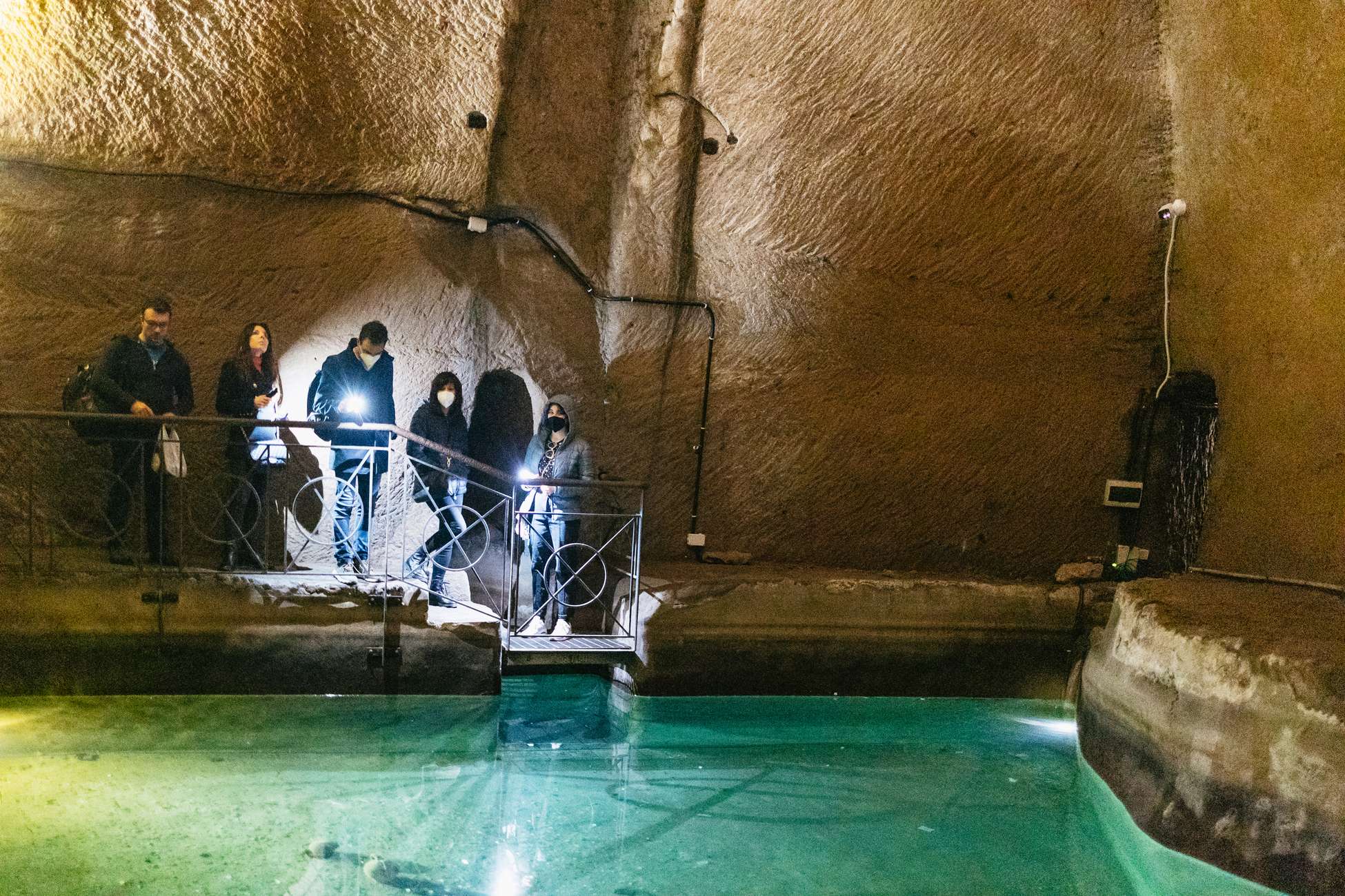 Verlichte tunnel in de ondergrond van Napels