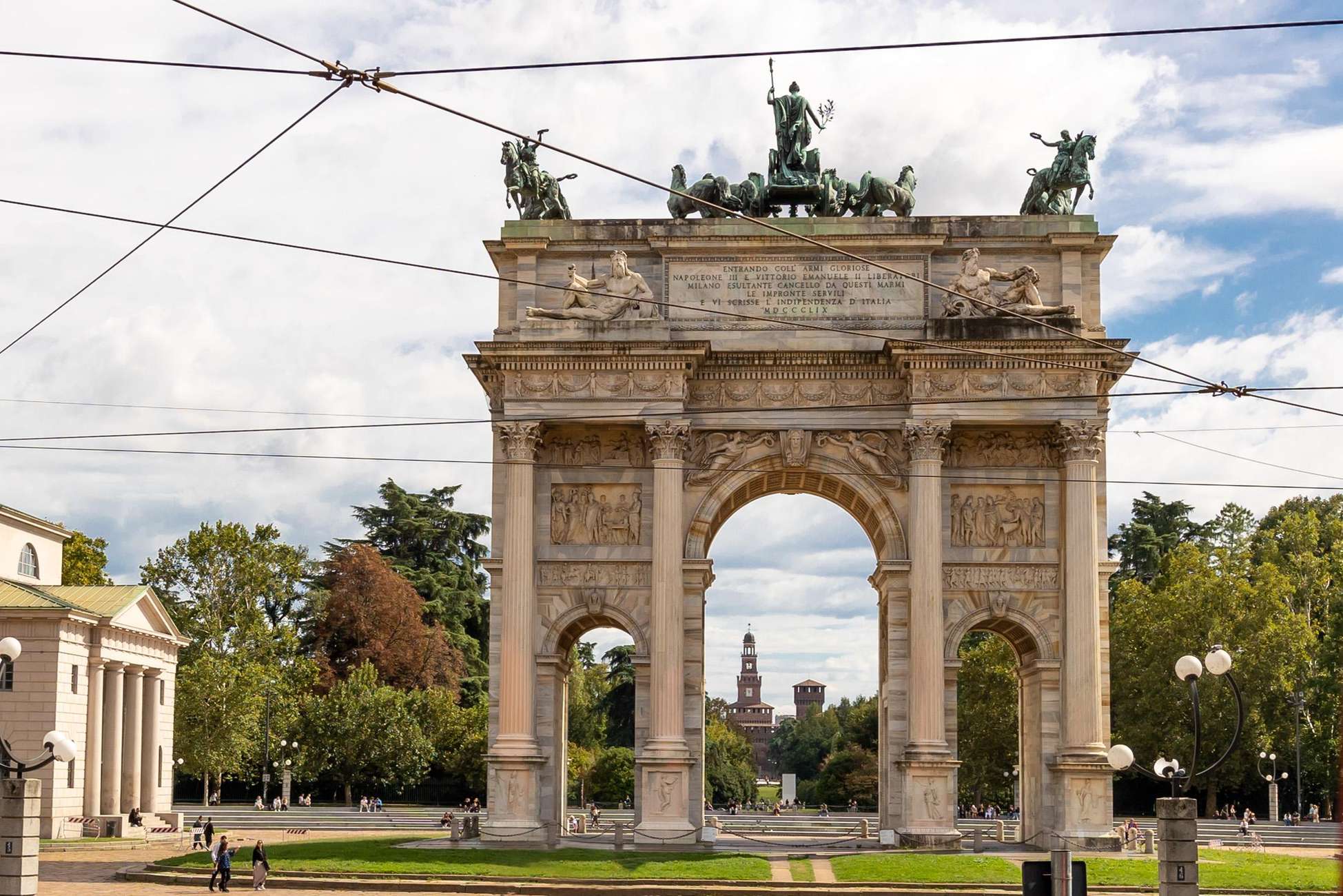 Straatbeeld van Milaan gezien vanuit de bus