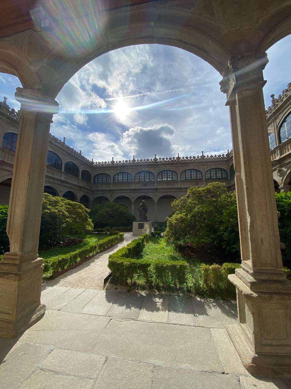 Pelgrims en bezoekers op een plein in Santiago de Compostela