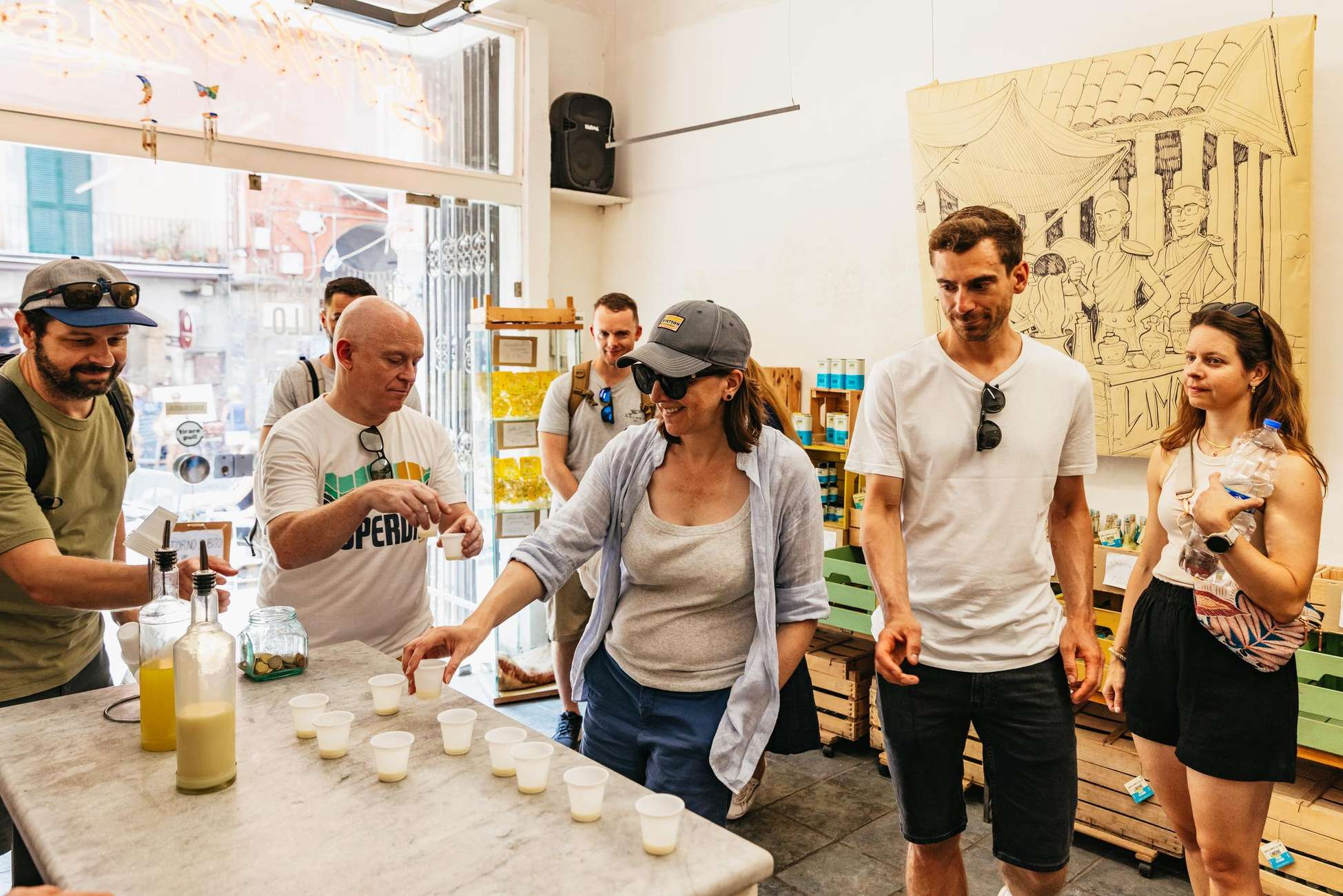 Gids die een groep langs eetadresjes in Napels leidt