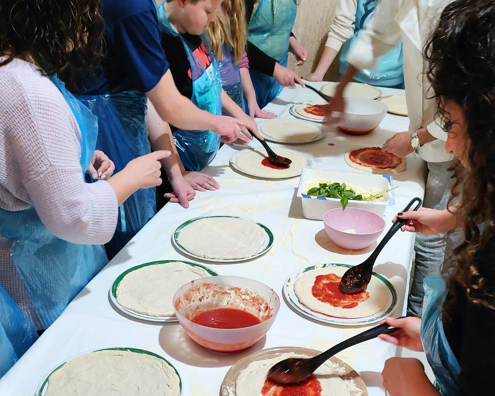 Versgebakken Napolitaanse pizza uit de oven tijdens de kookworkshop