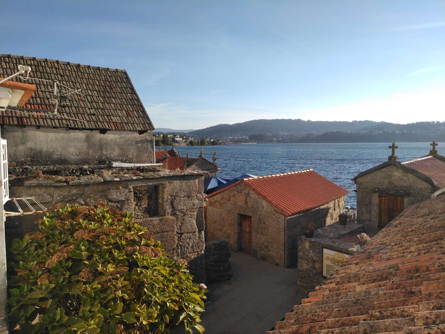 Historische huizen aan het water in Combarro, Galicië