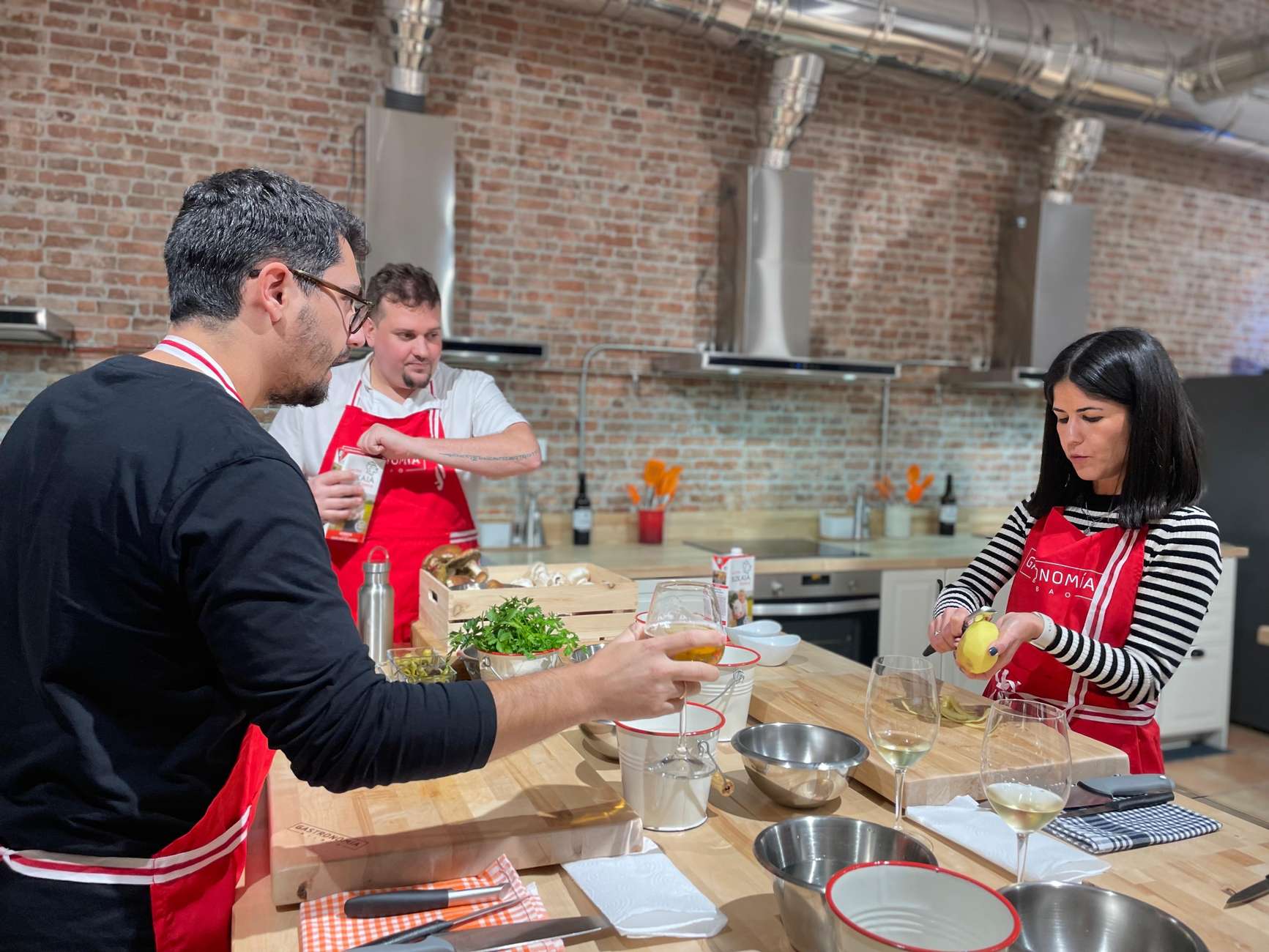 Gedekte tafel met zelfgemaakte Baskische gerechten en wijn