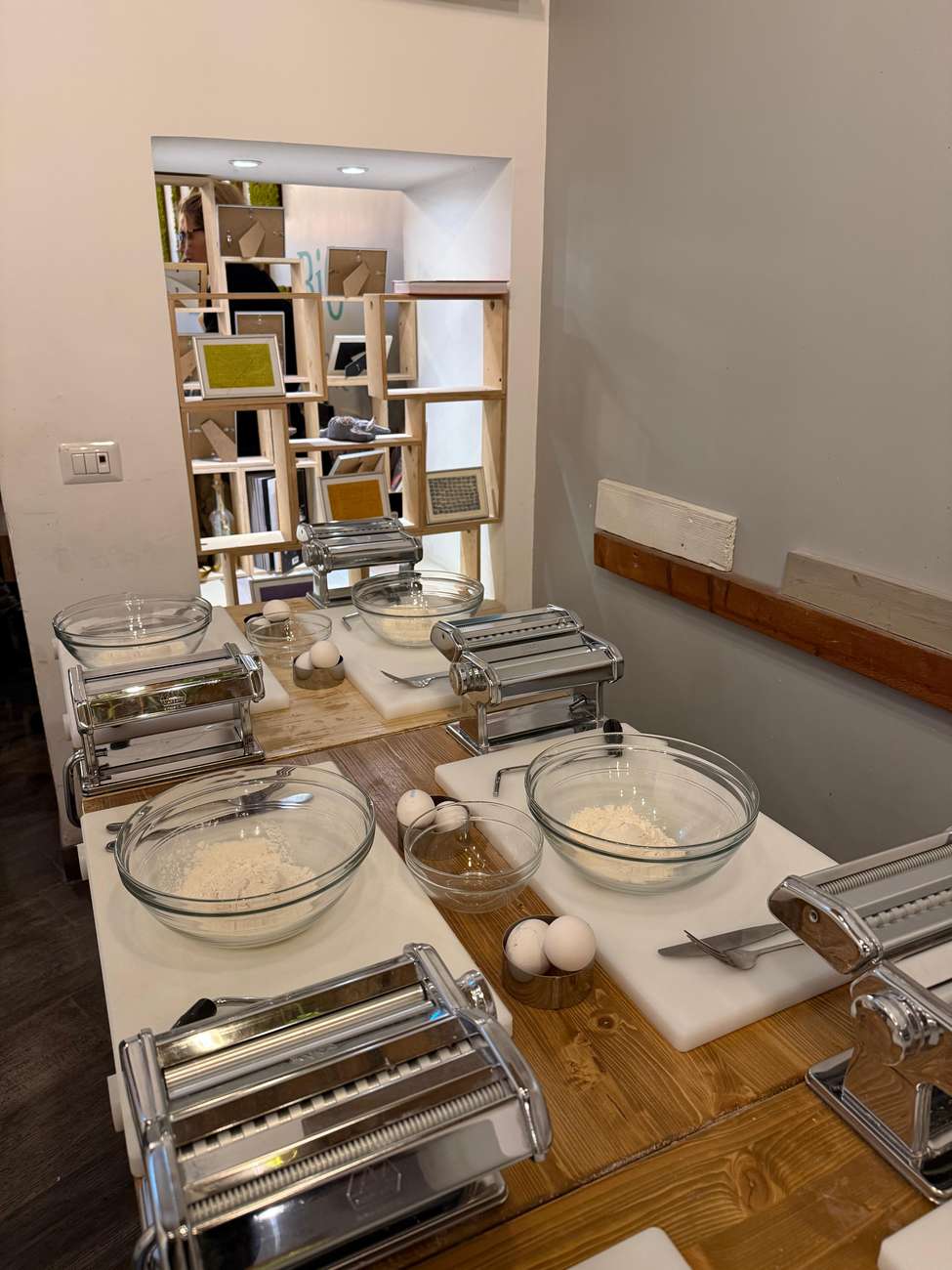 Opgediende pasta en tiramisù na een kookles in Bologna