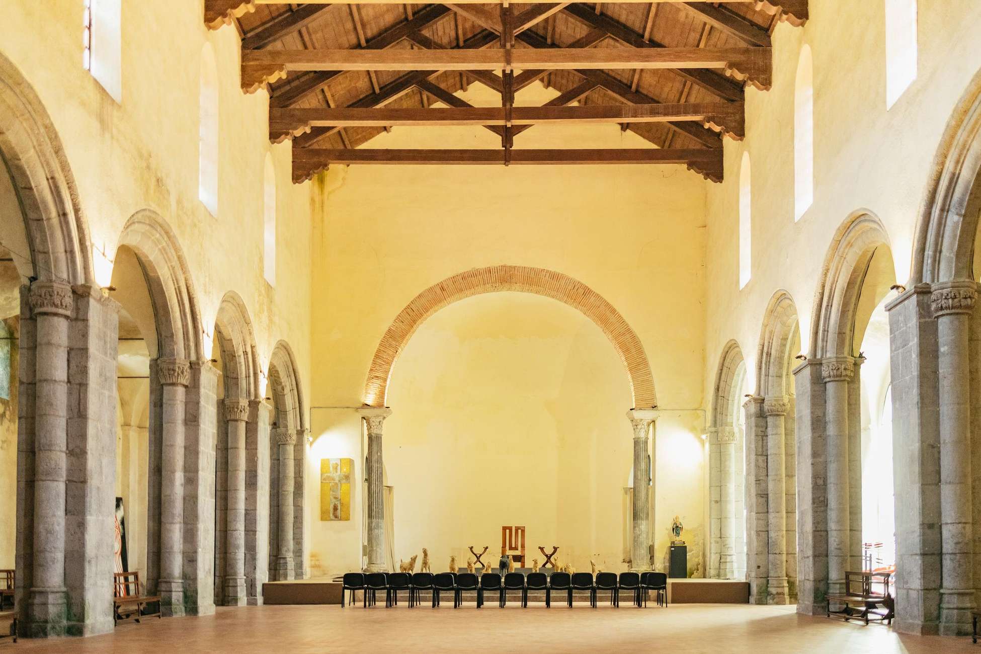 Verlichte gang met nissen in de Catacomben van San Gennaro