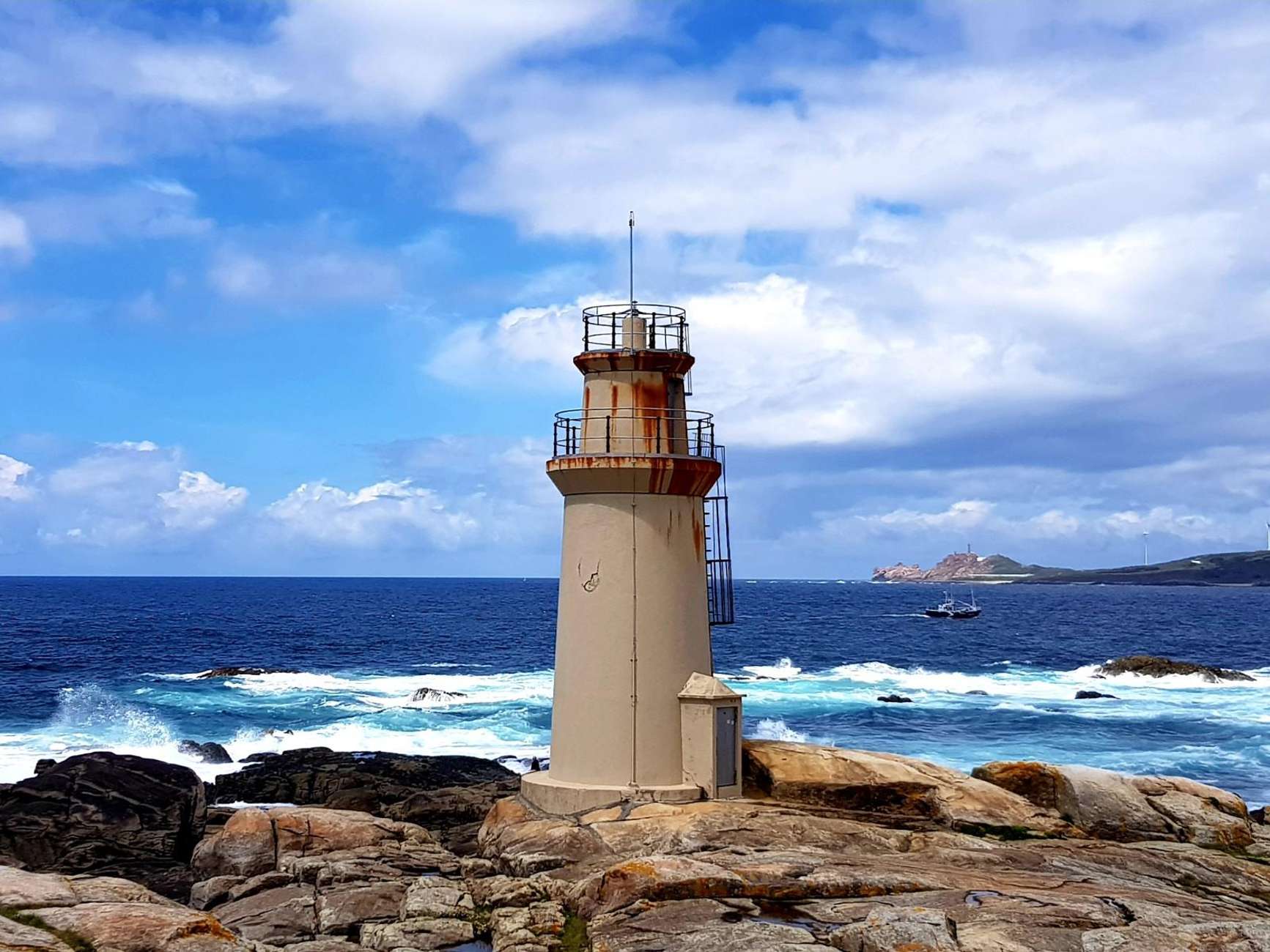 Uitzicht op de vuurtoren van Finisterre aan de Costa da Morte