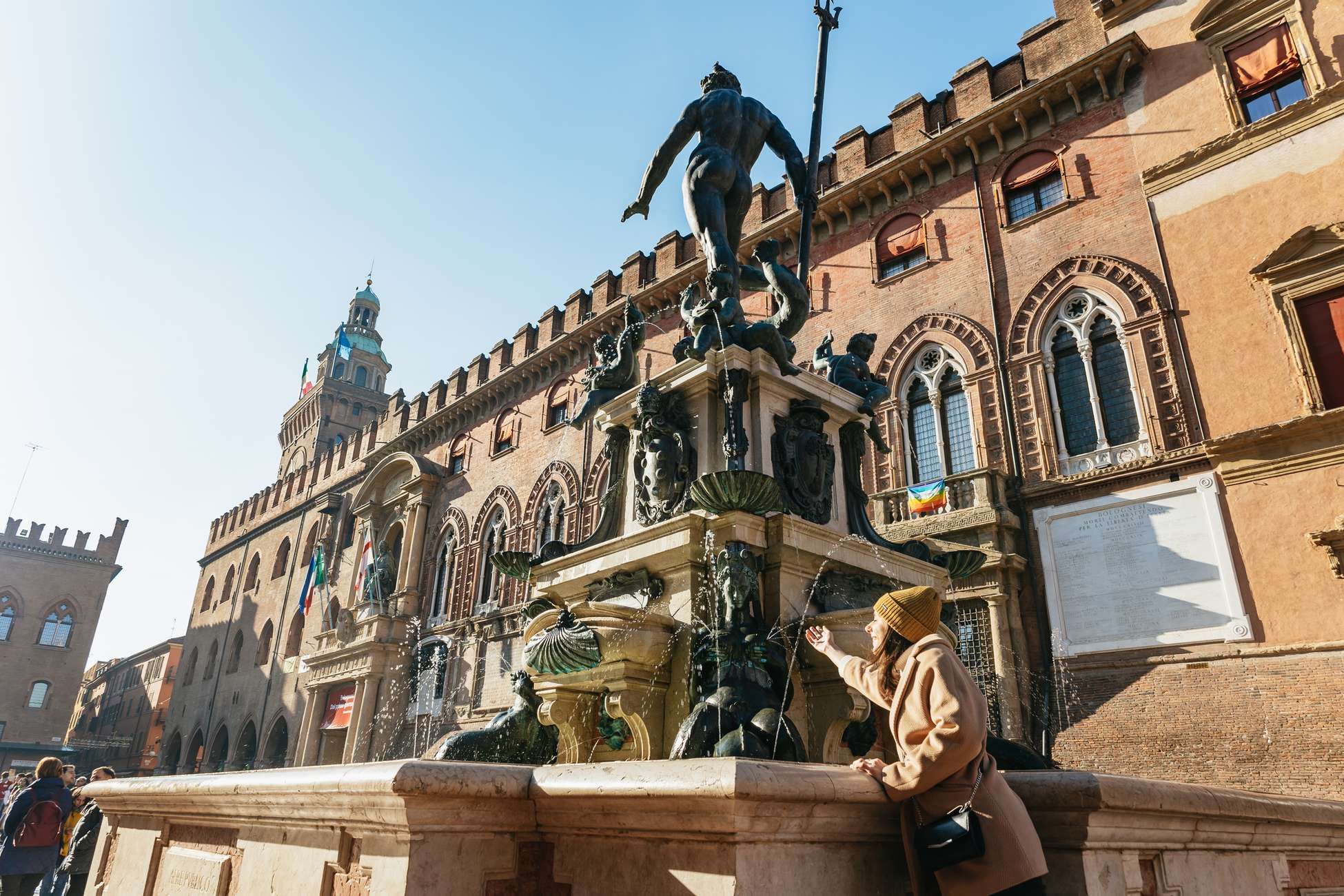 Straatbeeld met portici en historische gebouwen in Bologna