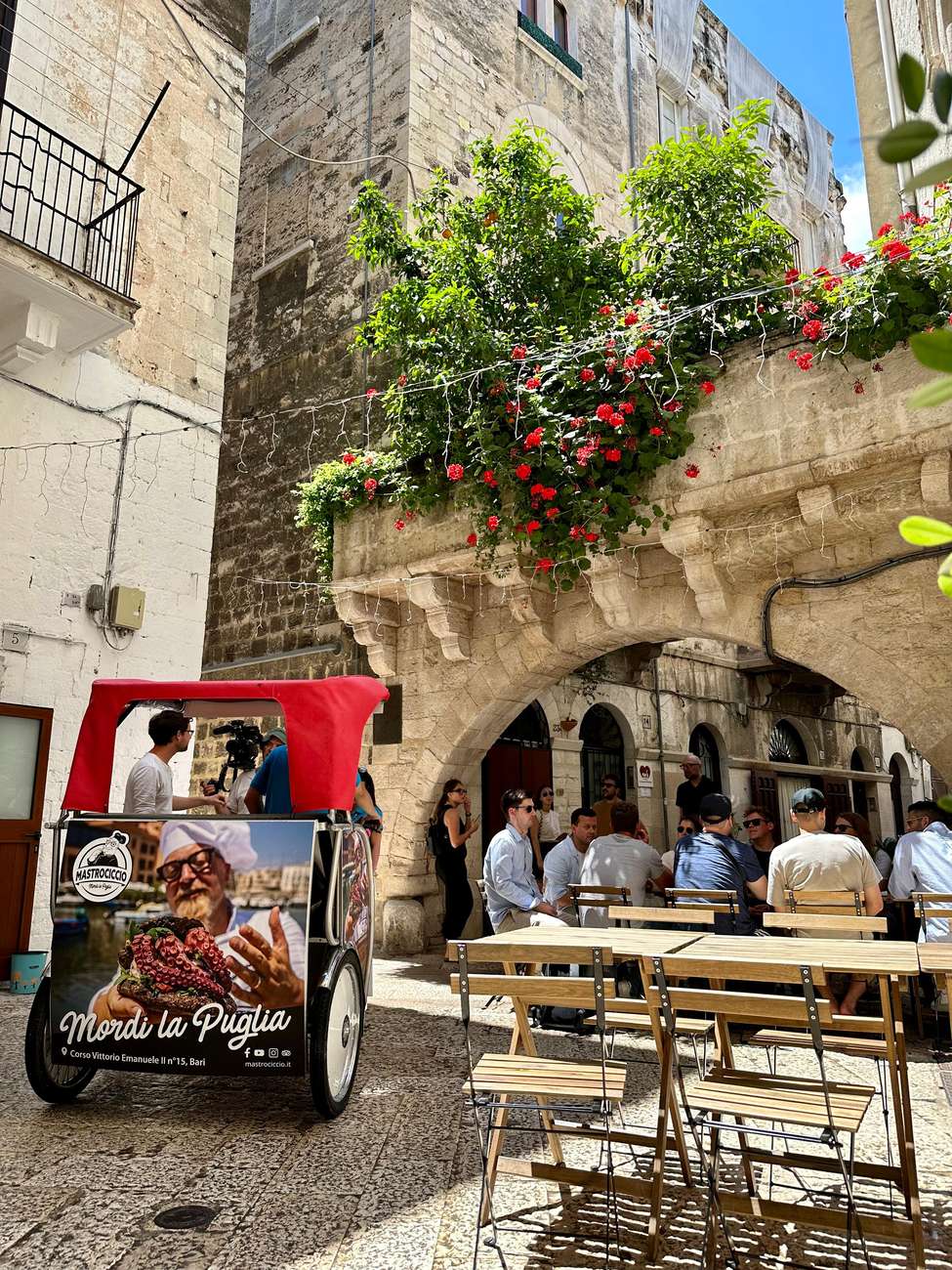 Smalle steegjes in Bari Vecchia gezien vanuit een riksja