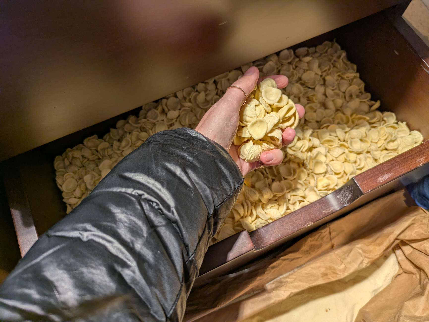 Straat in Bari met kraampjes en lokale specialiteiten