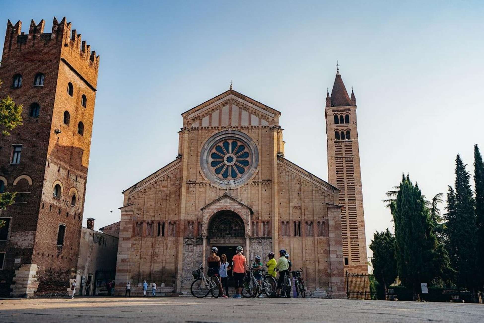 Gids die een e-bike groep door Verona leidt