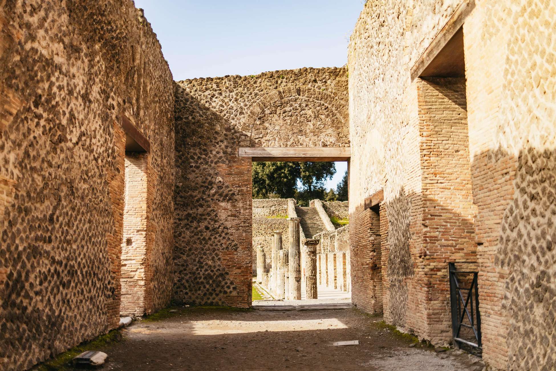 Straat in Pompeii met oude stenen en gids