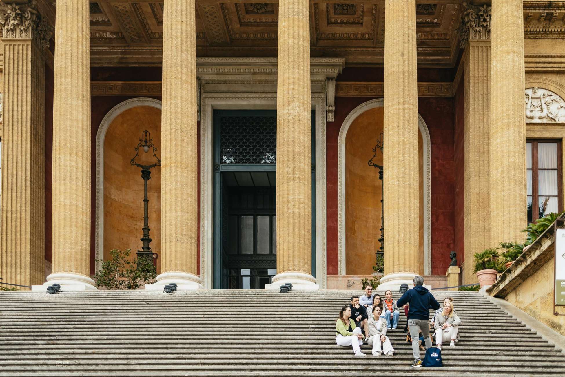 Gids die een groep bij een plein in Palermo toespreekt