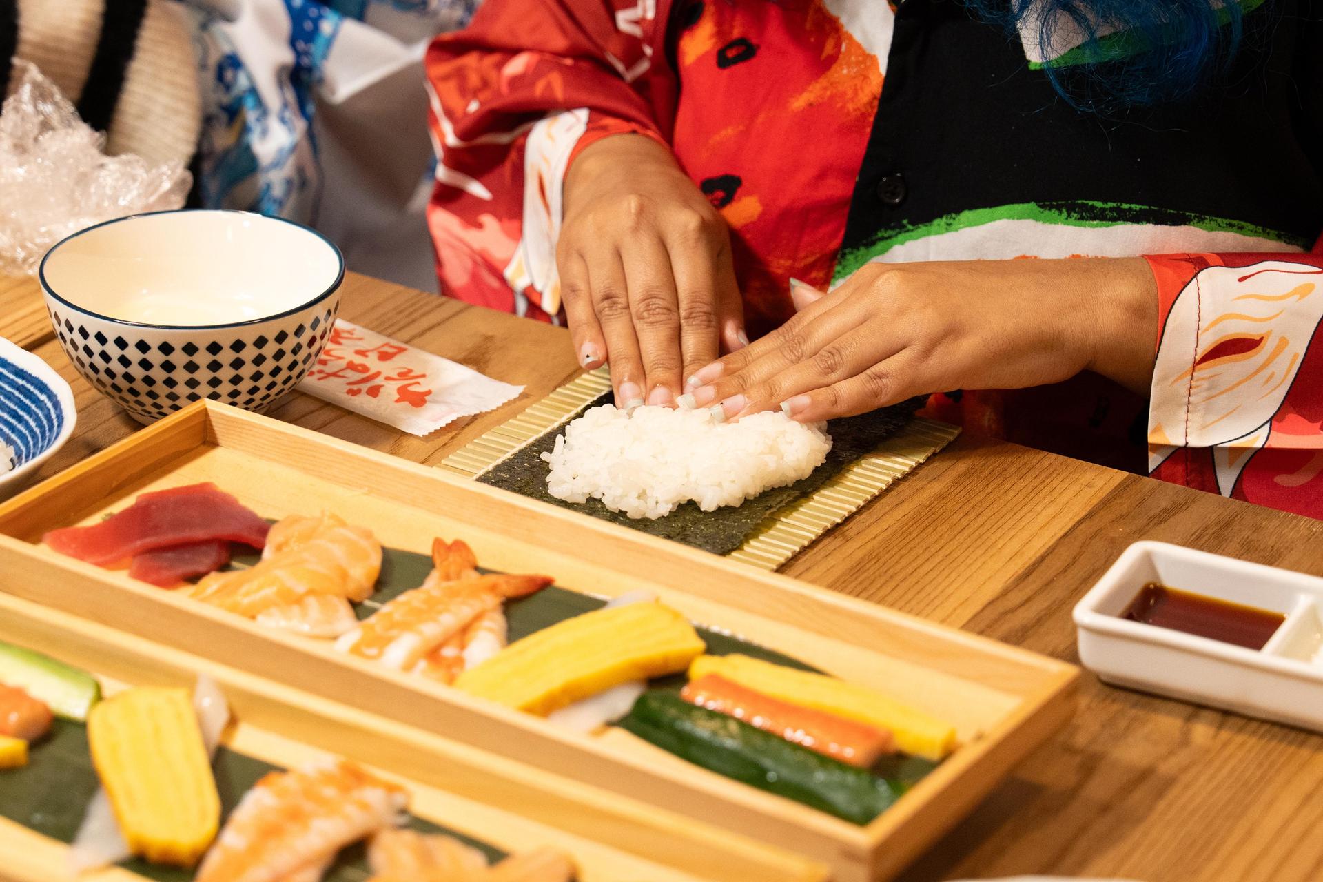 Tokyo: Sushi Making Class in a Happi Coat near a Famous Spot - Thumbnail 9