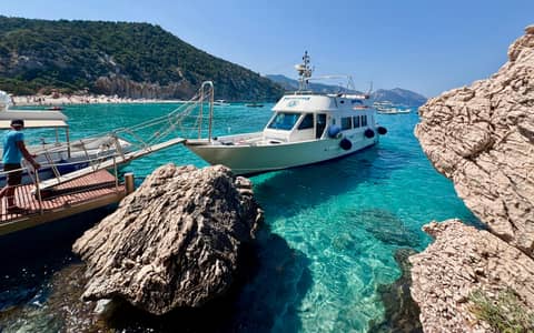 Prohlídka Grotta del Bue Marino s průvodcem + zastávka na pláži Cala Luna