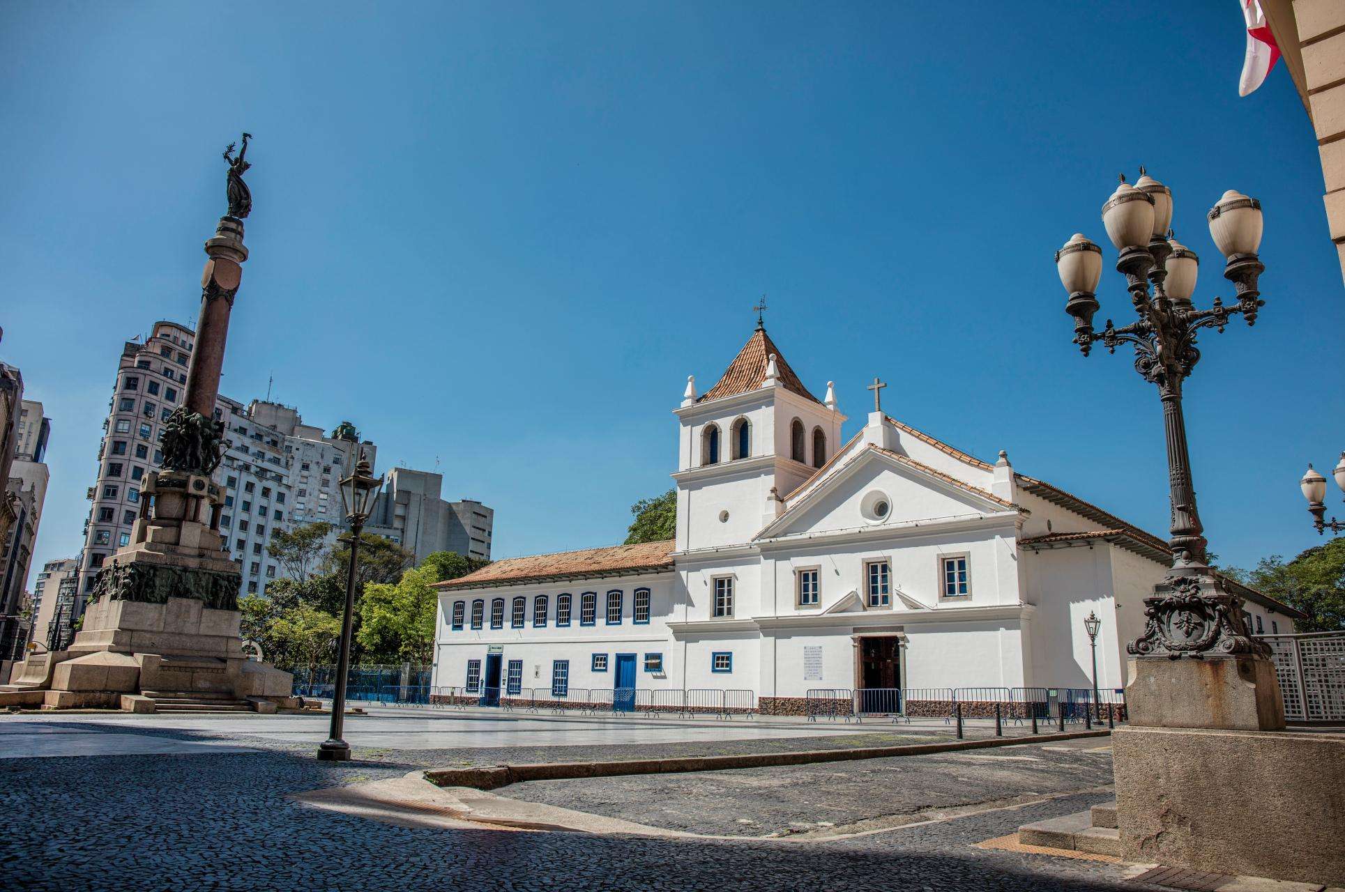 Colagem de mídia