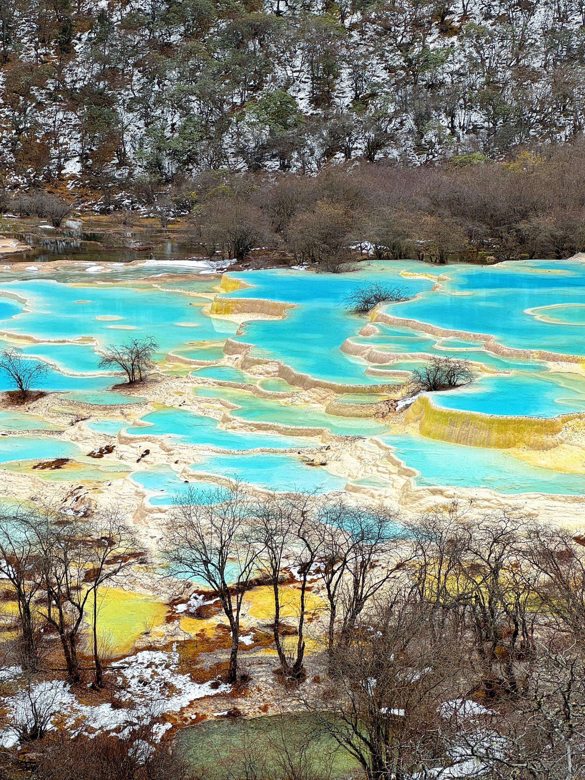 Huanglong Scenic Area Entdecke die atemberaubenden FünfFarbenTeiche